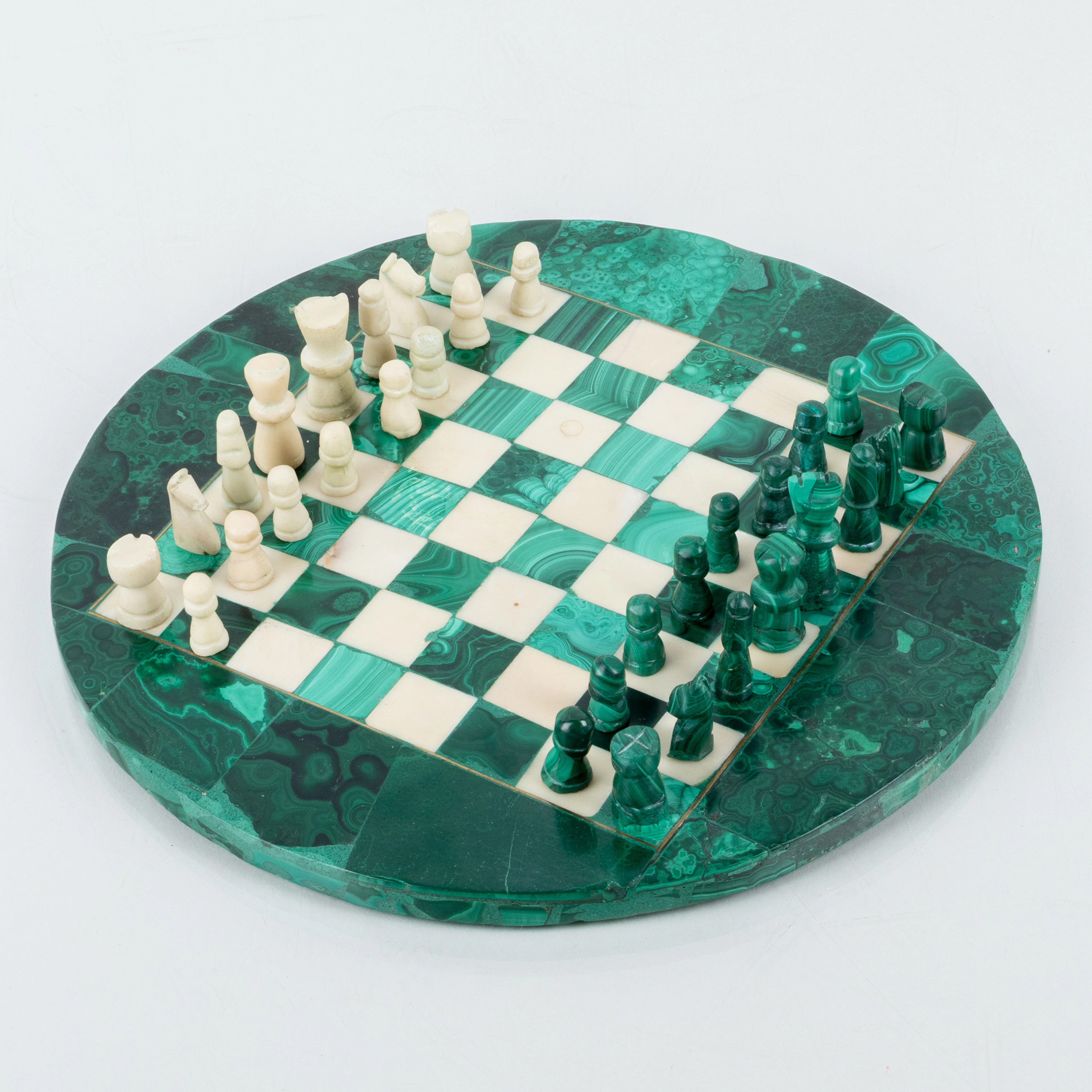 TABLERO DE AJEDREZ CON PIEZAS, malaquita y mármol blanco, siglo XX