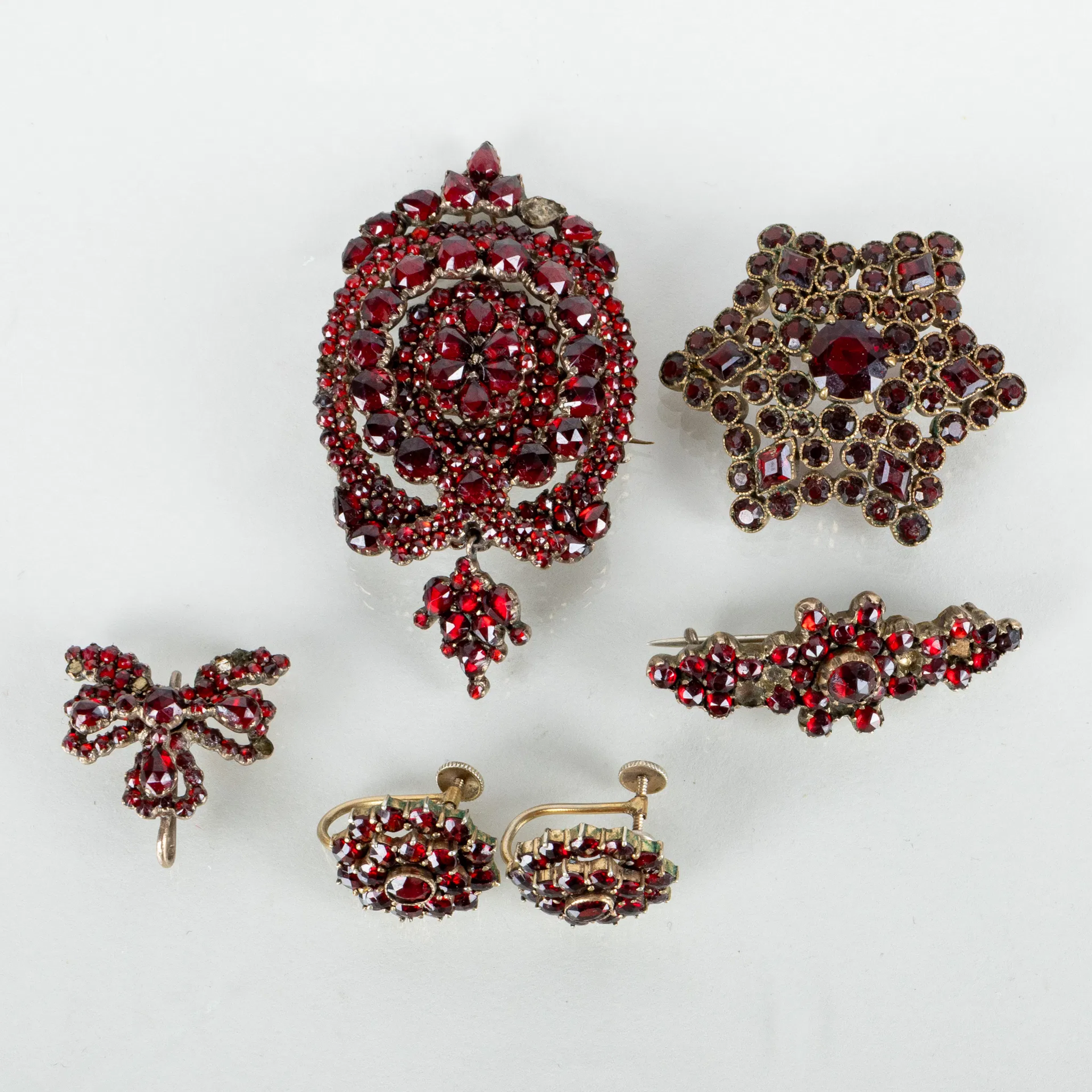 COLECCIÓN DE JOYERÍA GRANATE, 5 piezas, broches azules, siglos XIX/XIX
