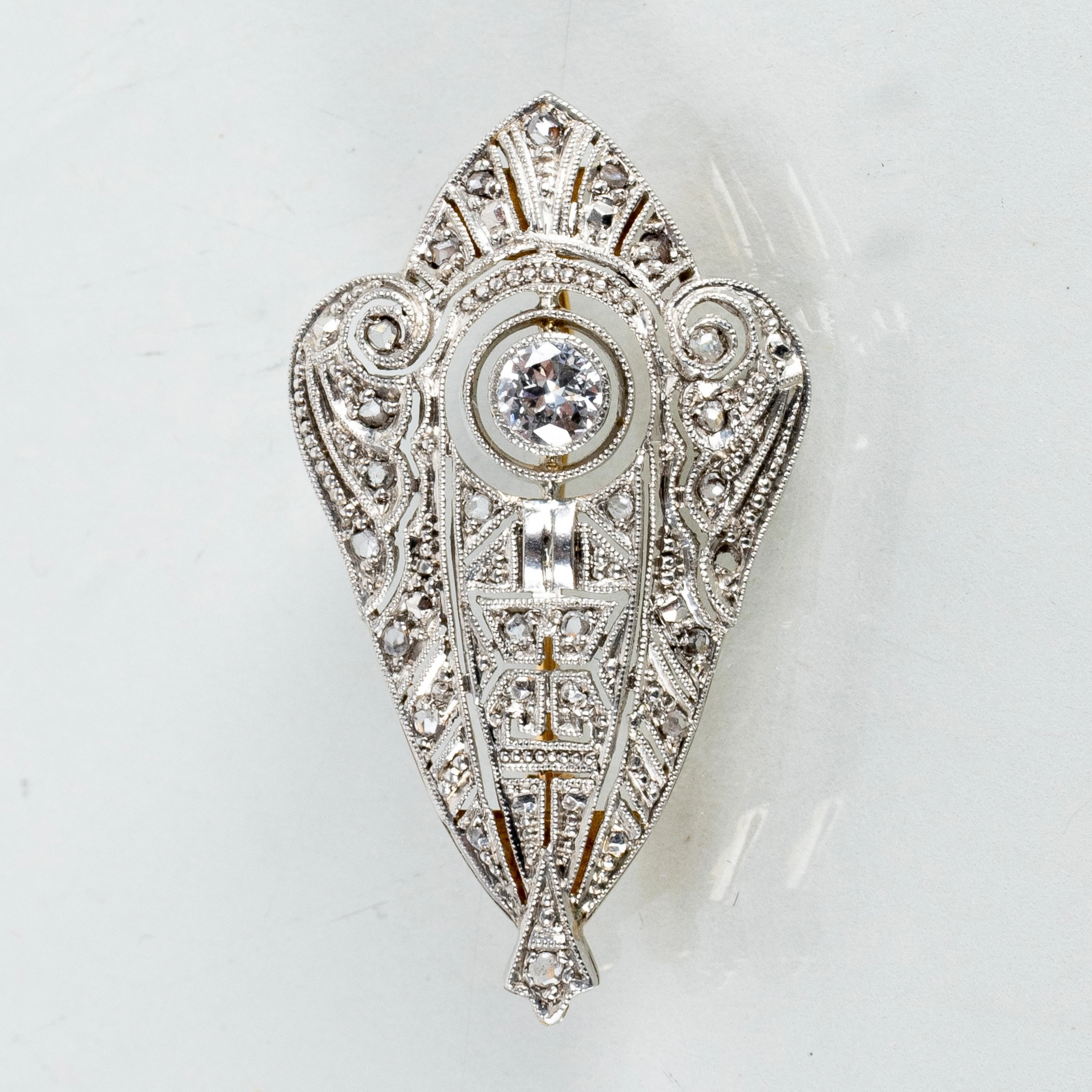 BROCHE, oro de 23 quilates y platino, con 22 diamantes, probablemente alrededor del año 1900