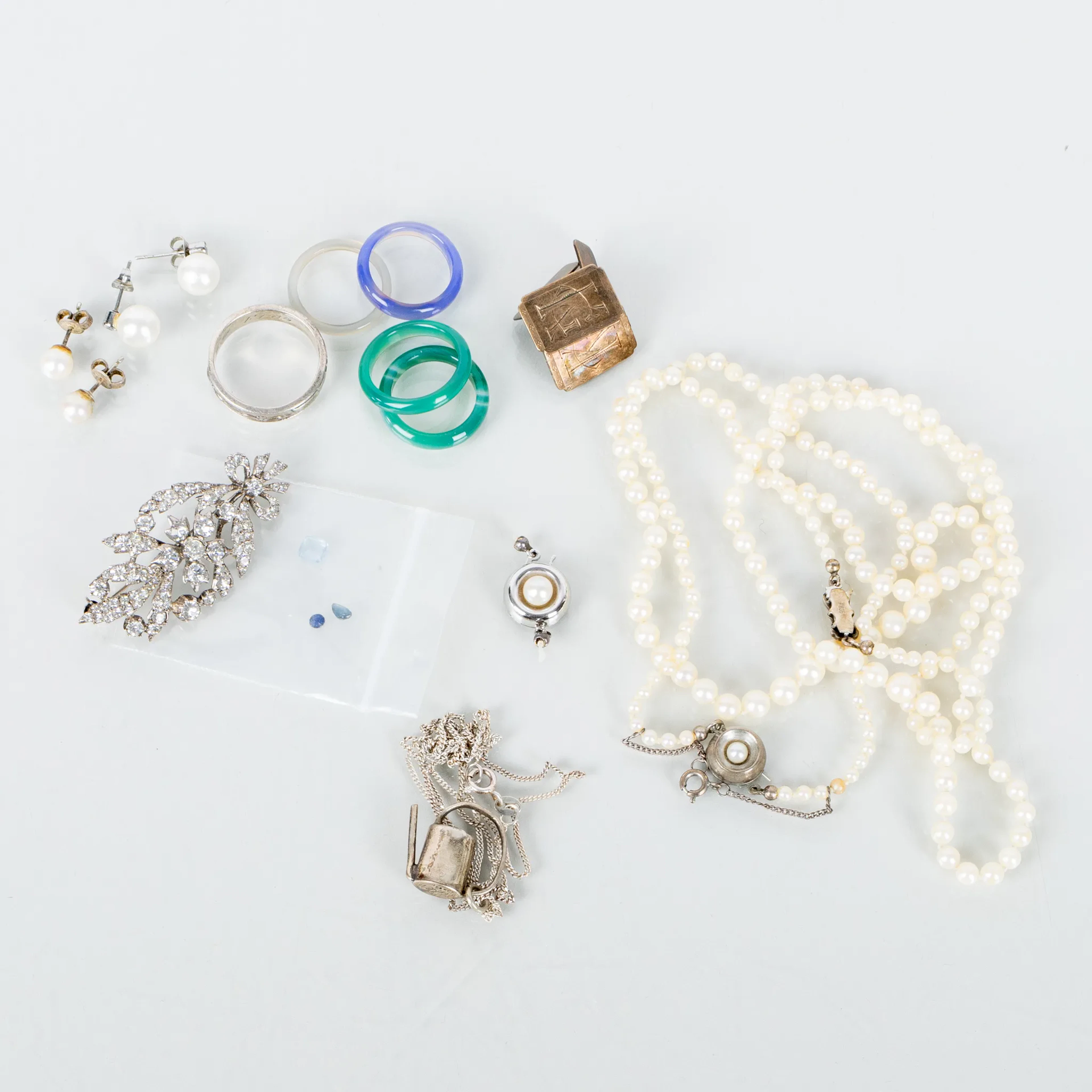 COLLEZIONE DI GIOIELLI, INCLUSI COLLANE DI PERLE, SPILLE, ORECCHINI, ANELLI E GEMELLI