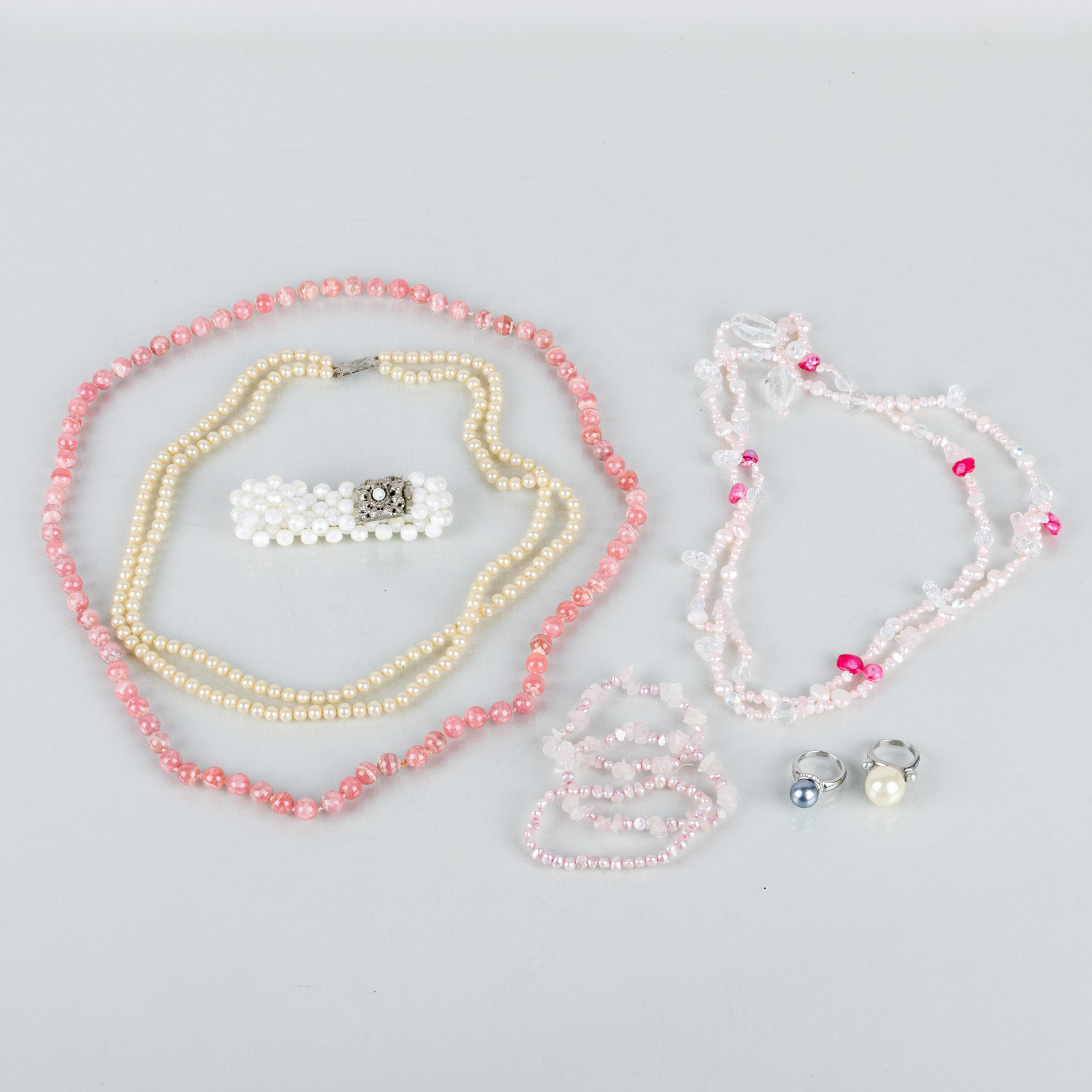 COLLEZIONE DI GIOIELLI, INCLUSI COLLANE DI PERLE, COLLANE DI PIETRA