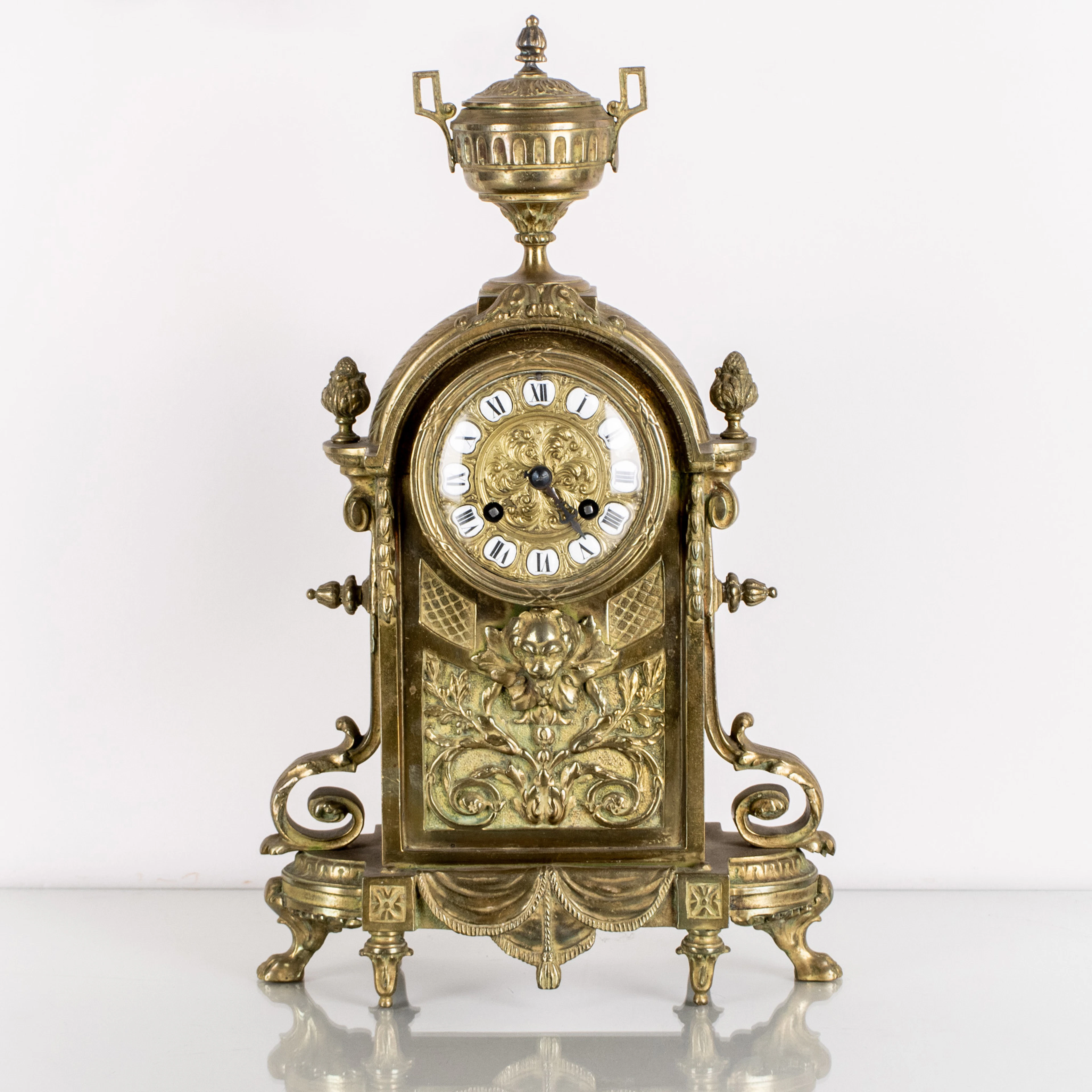 TISCHUHR, Messing, Ludwig-XVI.-Stil, erste Hälfte des 20. Jahrhunderts