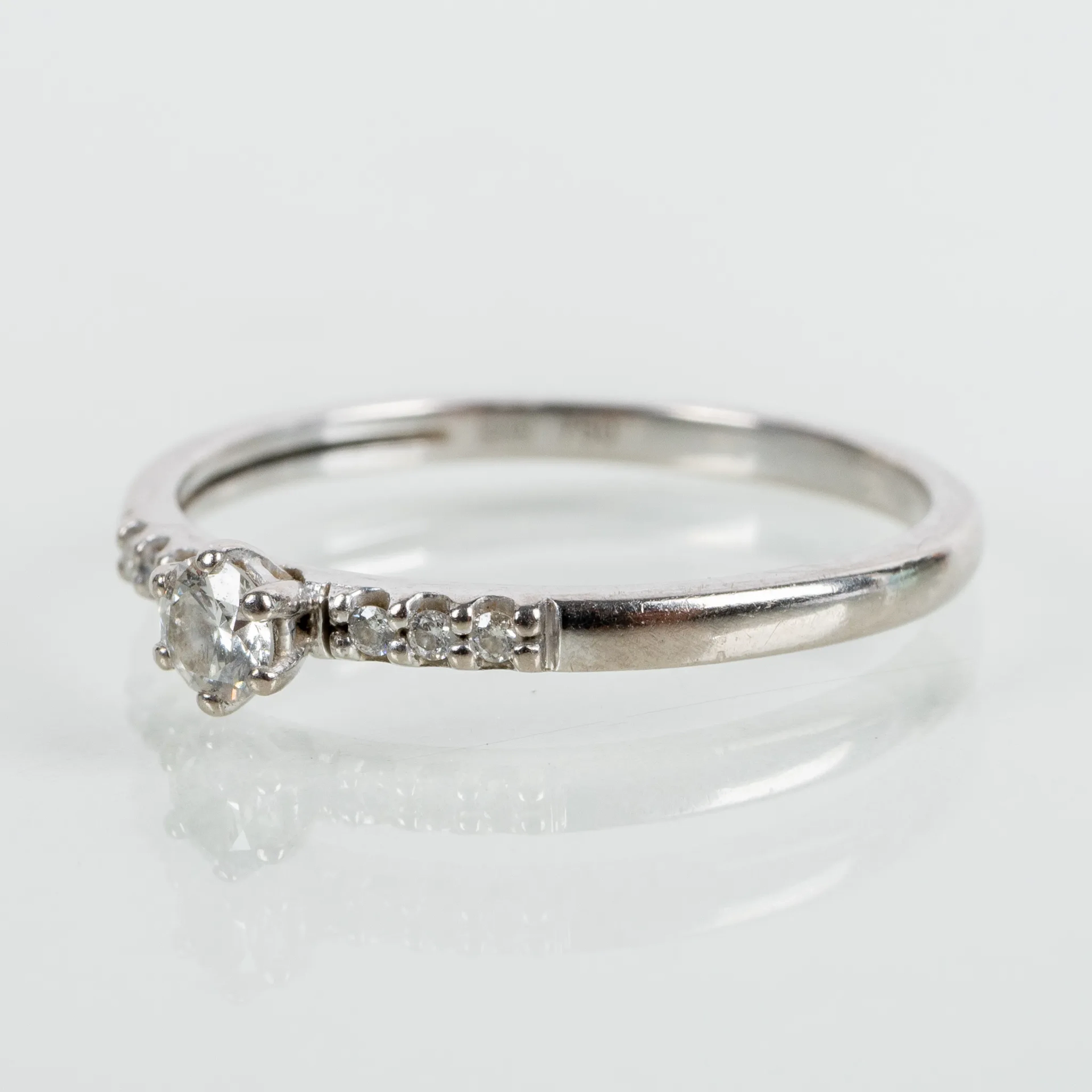 ANELLO, oro bianco 18k, con 7 diamanti tagliati brillanti