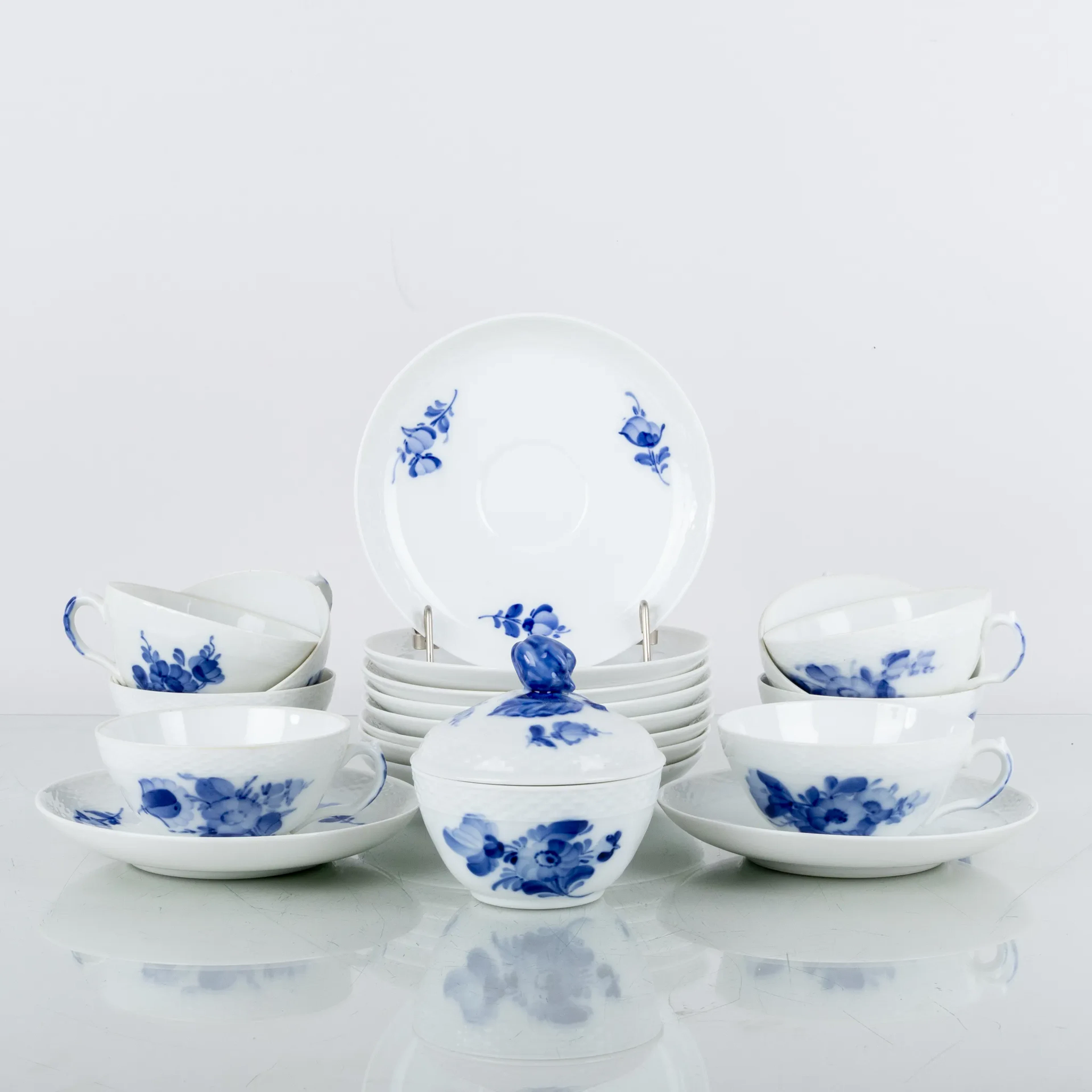 TAZAS DE CAFÉ CON PLATILLOS, juego de 8, porcelana, "Flor azul", Royal Copenhagen