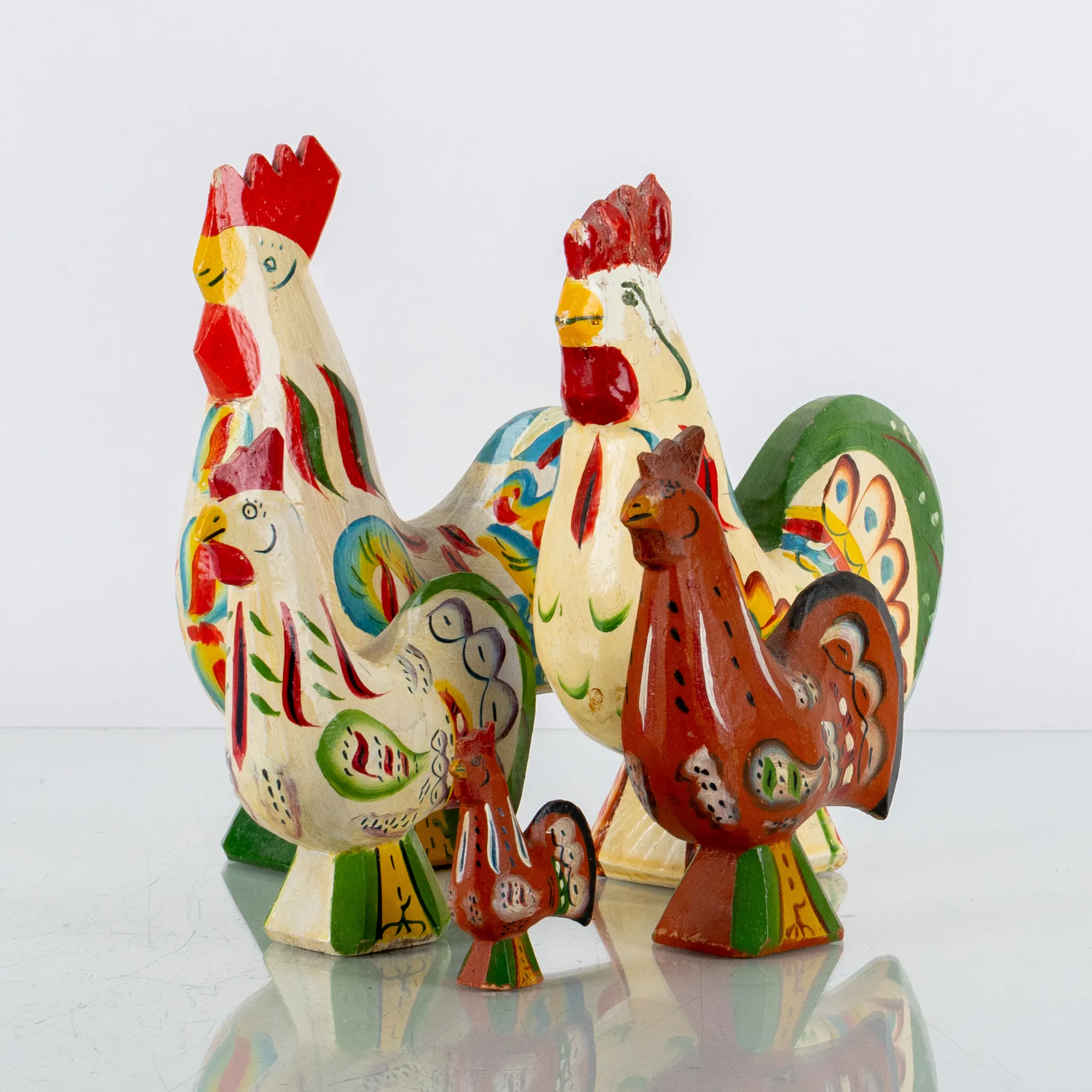 DALA COCKS, 5 piezas, tallada y pintada en madera, siglo XX