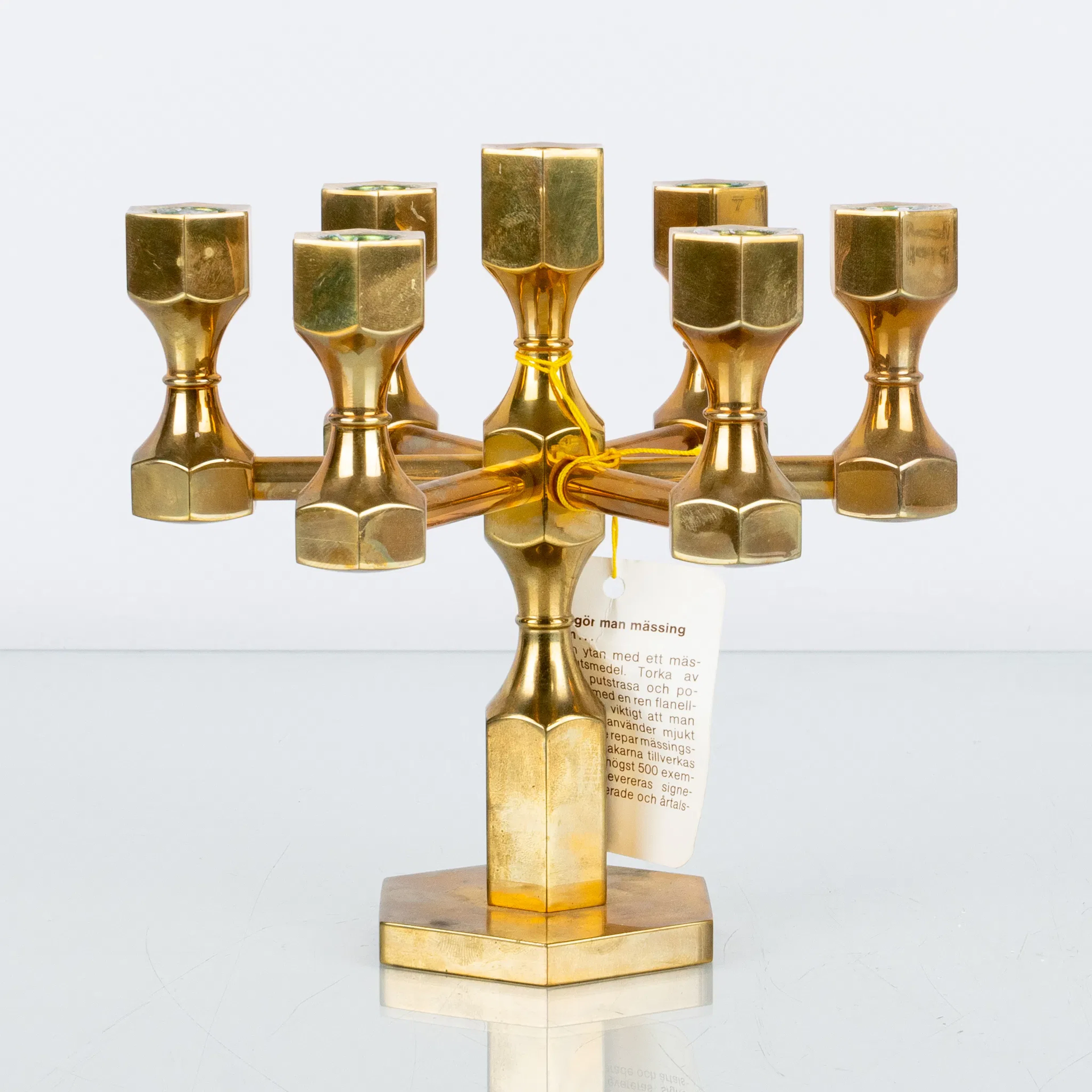 CANDELABRO, latón, Metallslöjden Gusum, firmado y fechado BK 1983