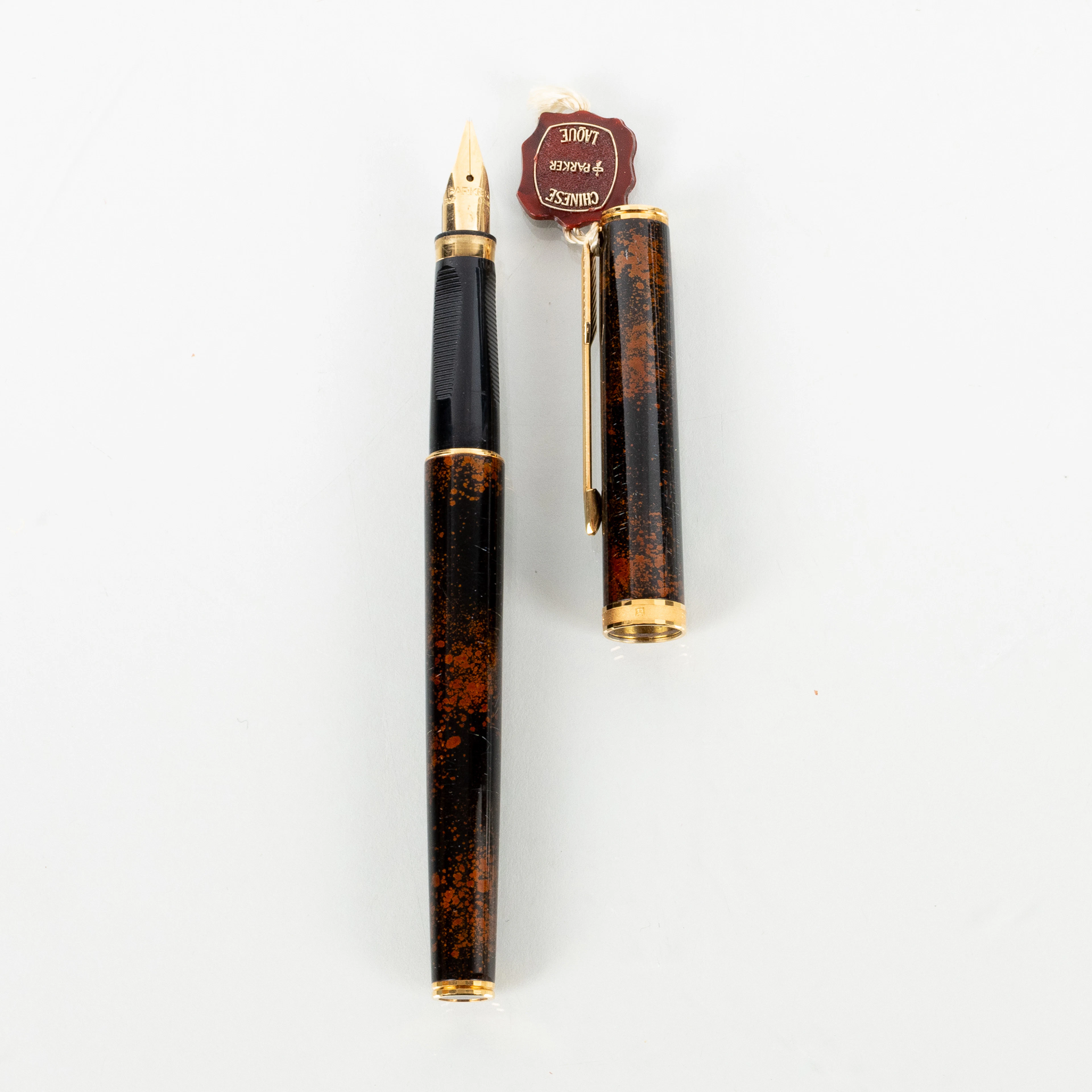 PENNA STILOGRAFICA, Parker, spilla in oro 18 carati, seconda metà del 20° secolo