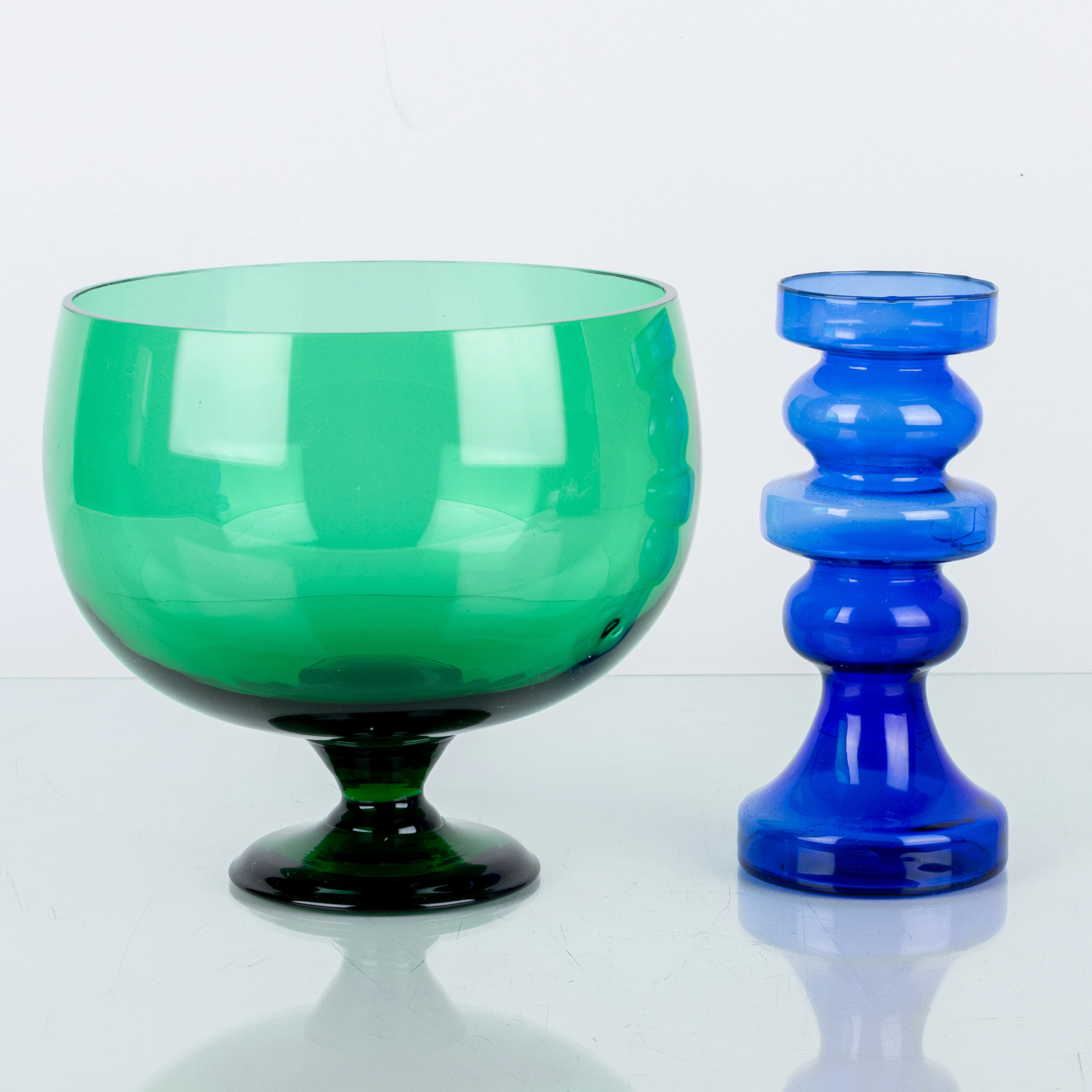 BOWL ON FOOT y VASE, vidrio, entre otras cosas probablemente Reijmyre, la segunda mitad del siglo XX