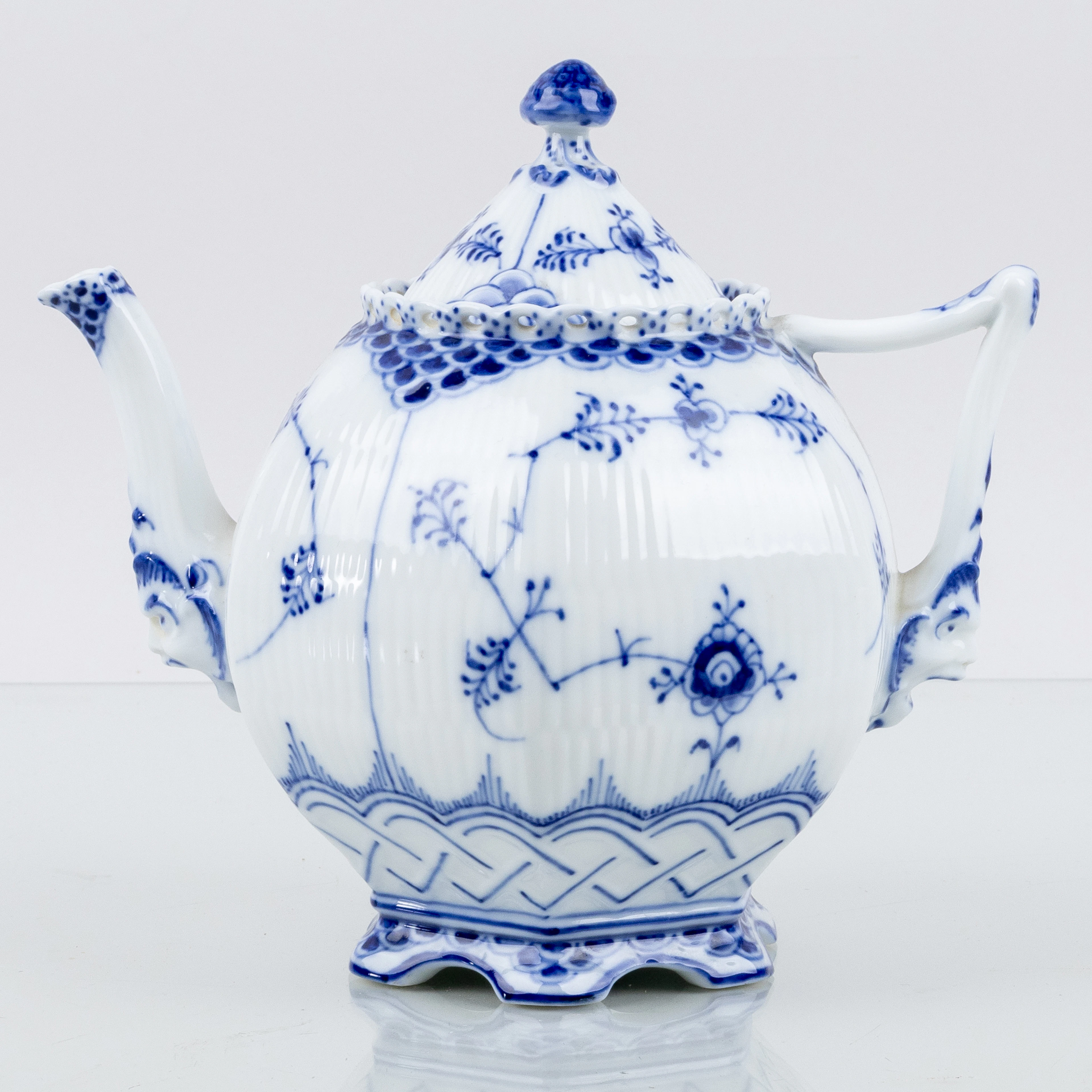 ROYAL COPENHAGEN, una teiera in porcellana, modello 1118, Danimarca