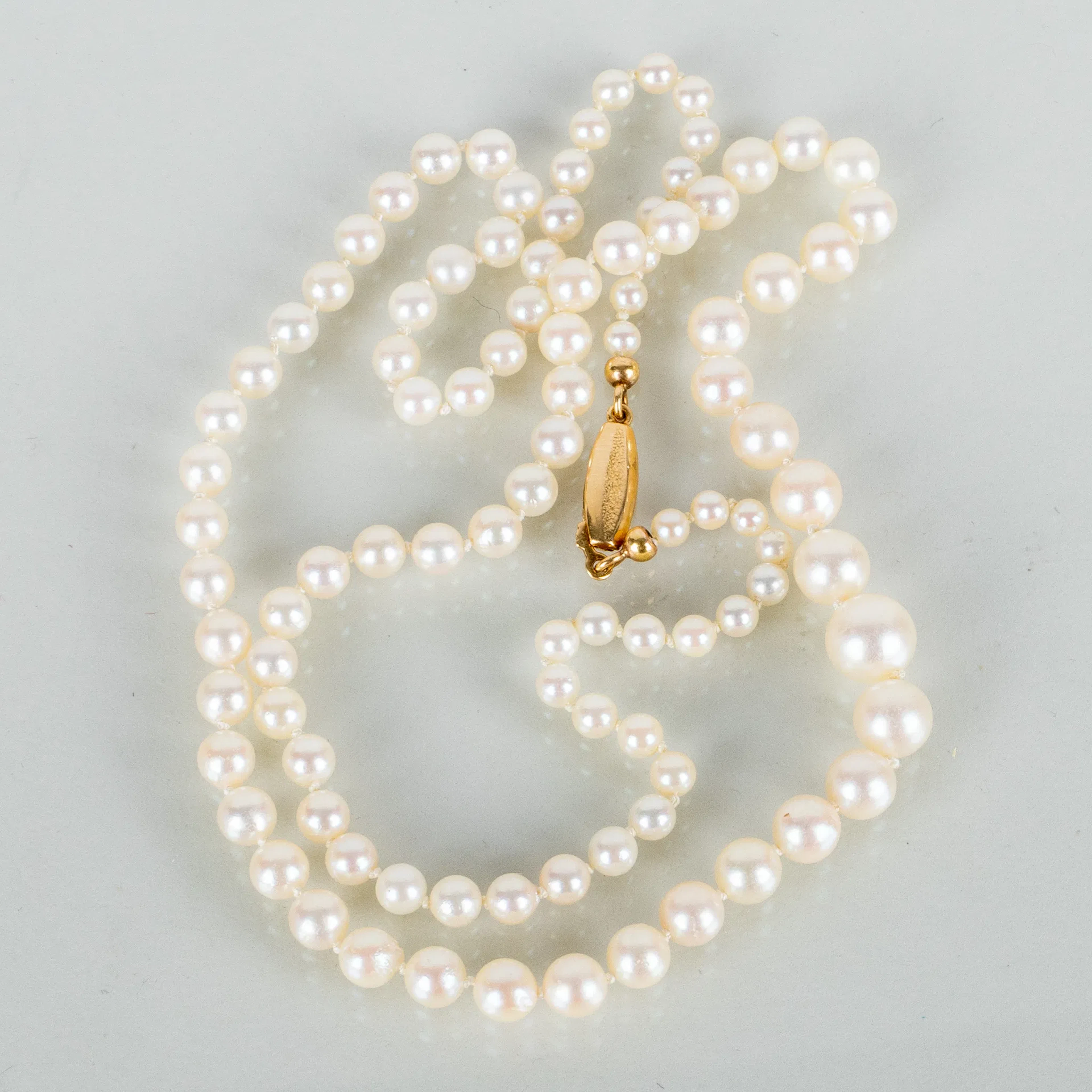 COLLAR DE PERLAS, cierre de oro 18 quilates, cuentas cultivadas dosificadas