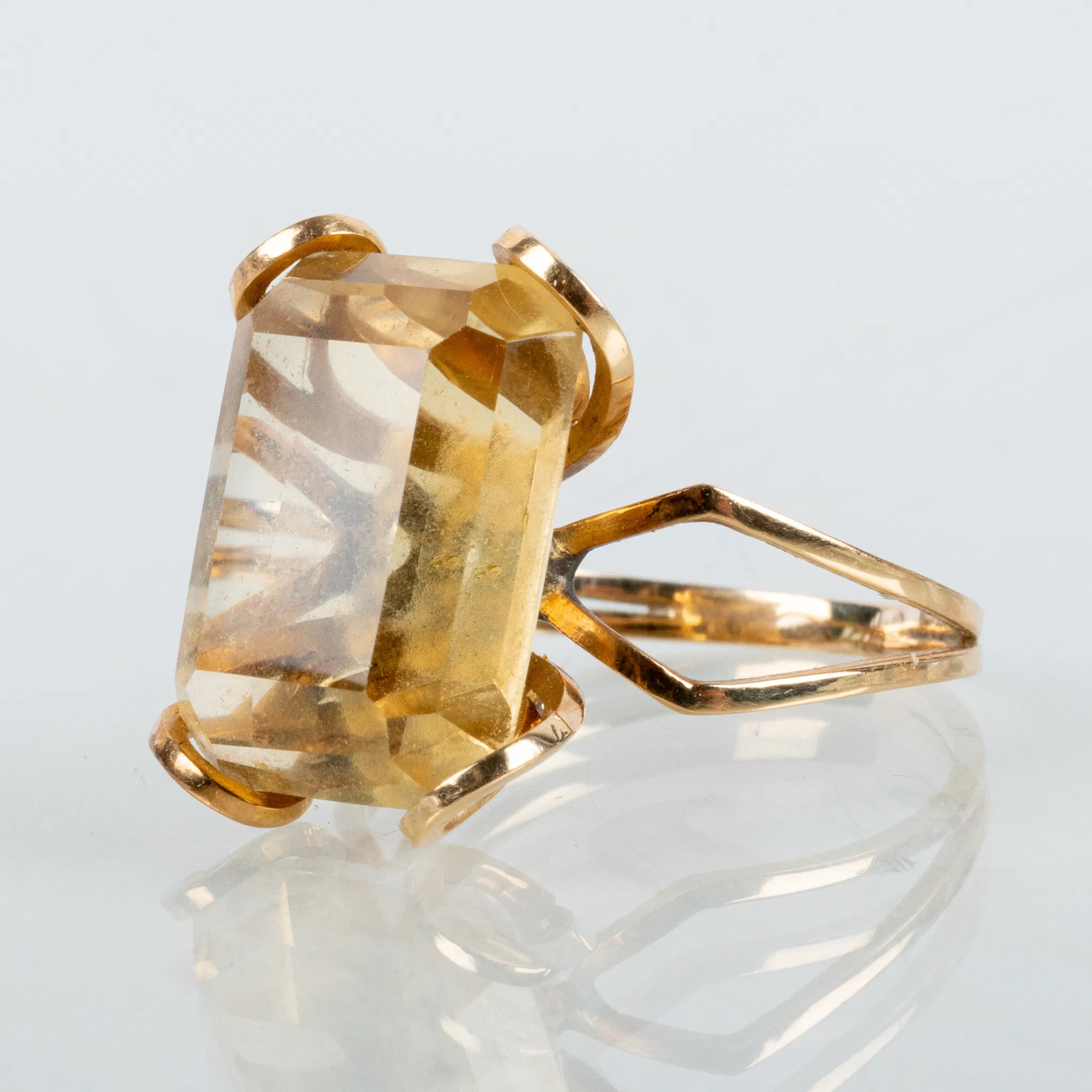 RING, 18k gold, with faceted citrine, mid-1900s