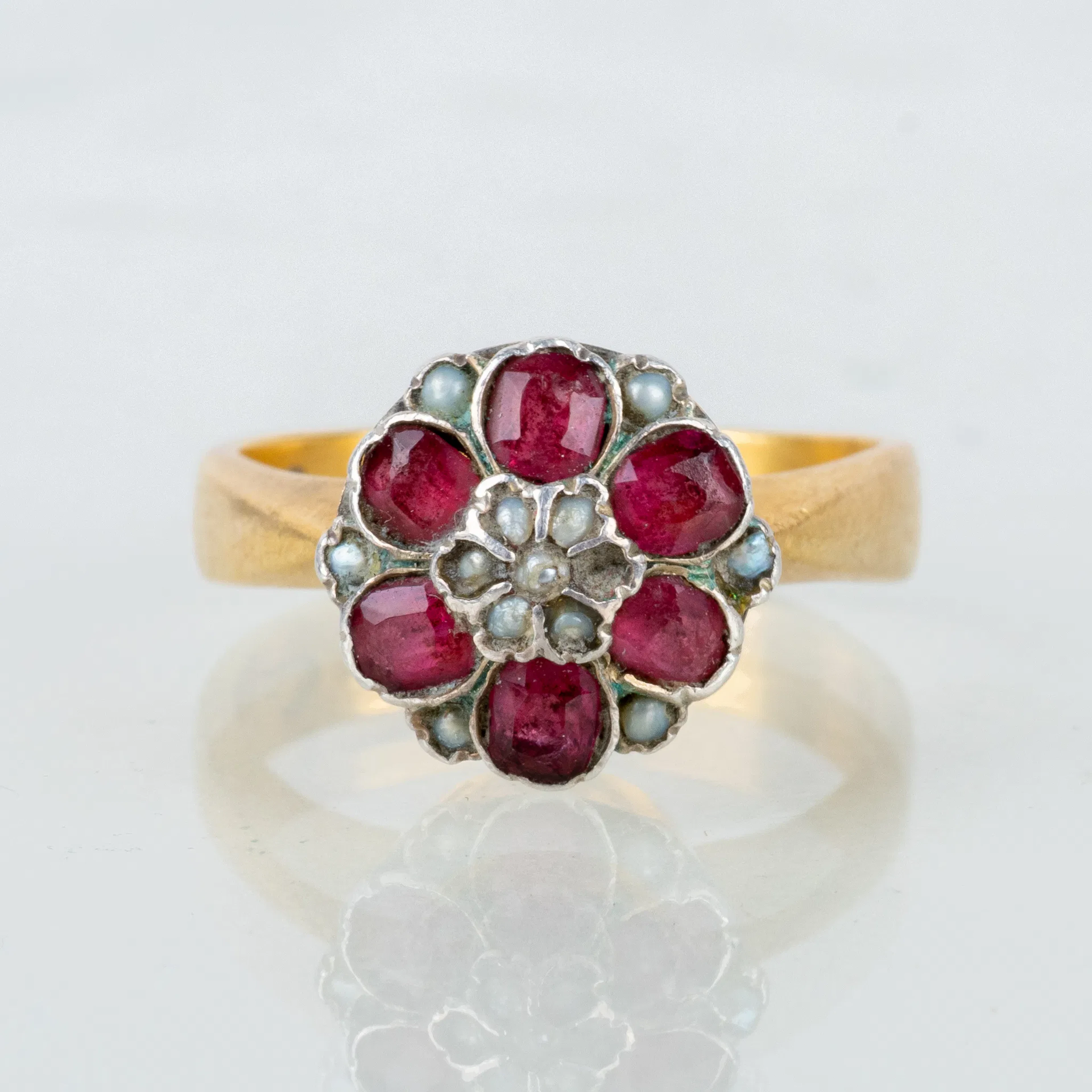 RING, 23 karat Gold, mit Granaten und orientalischen Perlen, Stockholm 1896