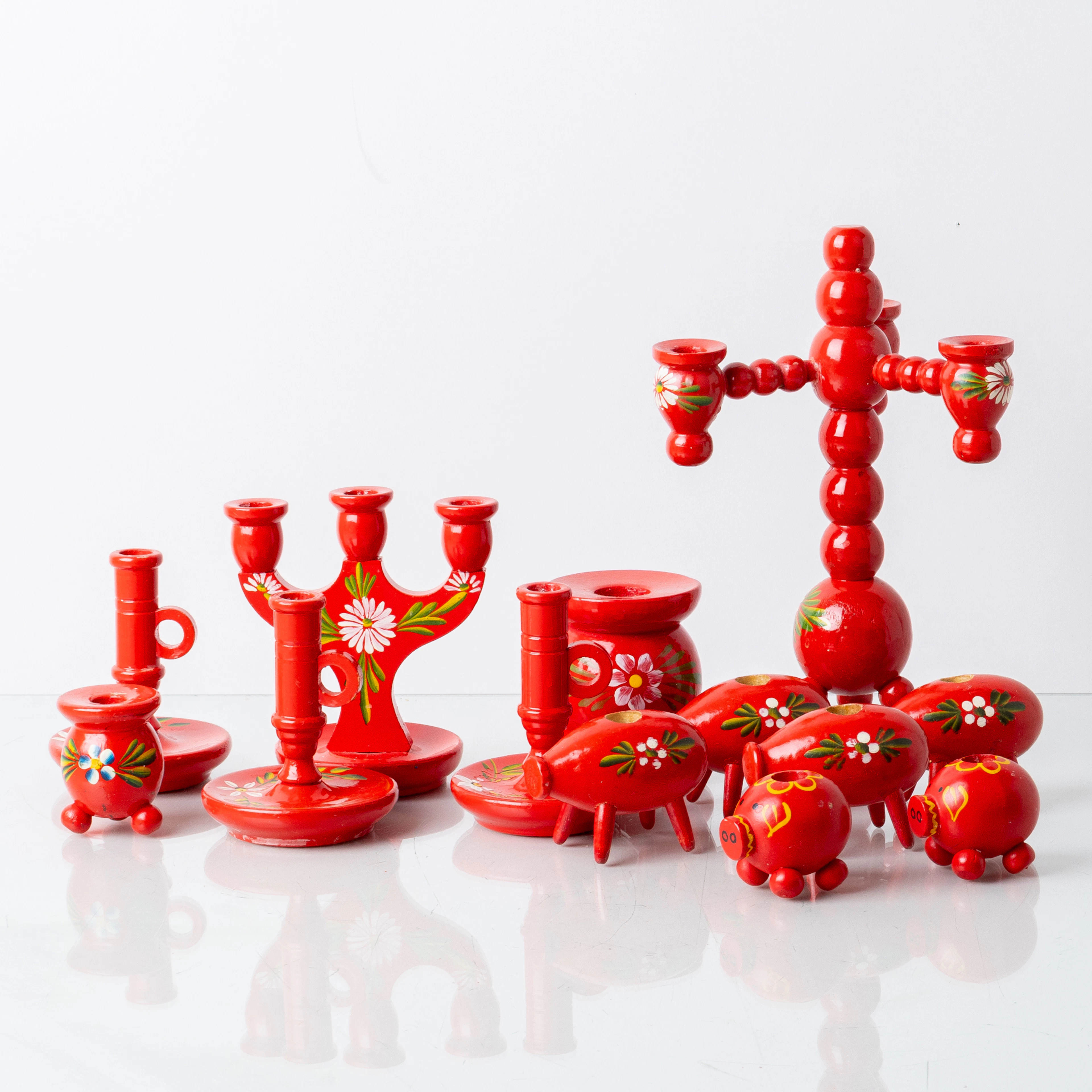 CANDELABROS DE NAVIDAD, 13 piezas, madera pintada, mediados del siglo XX