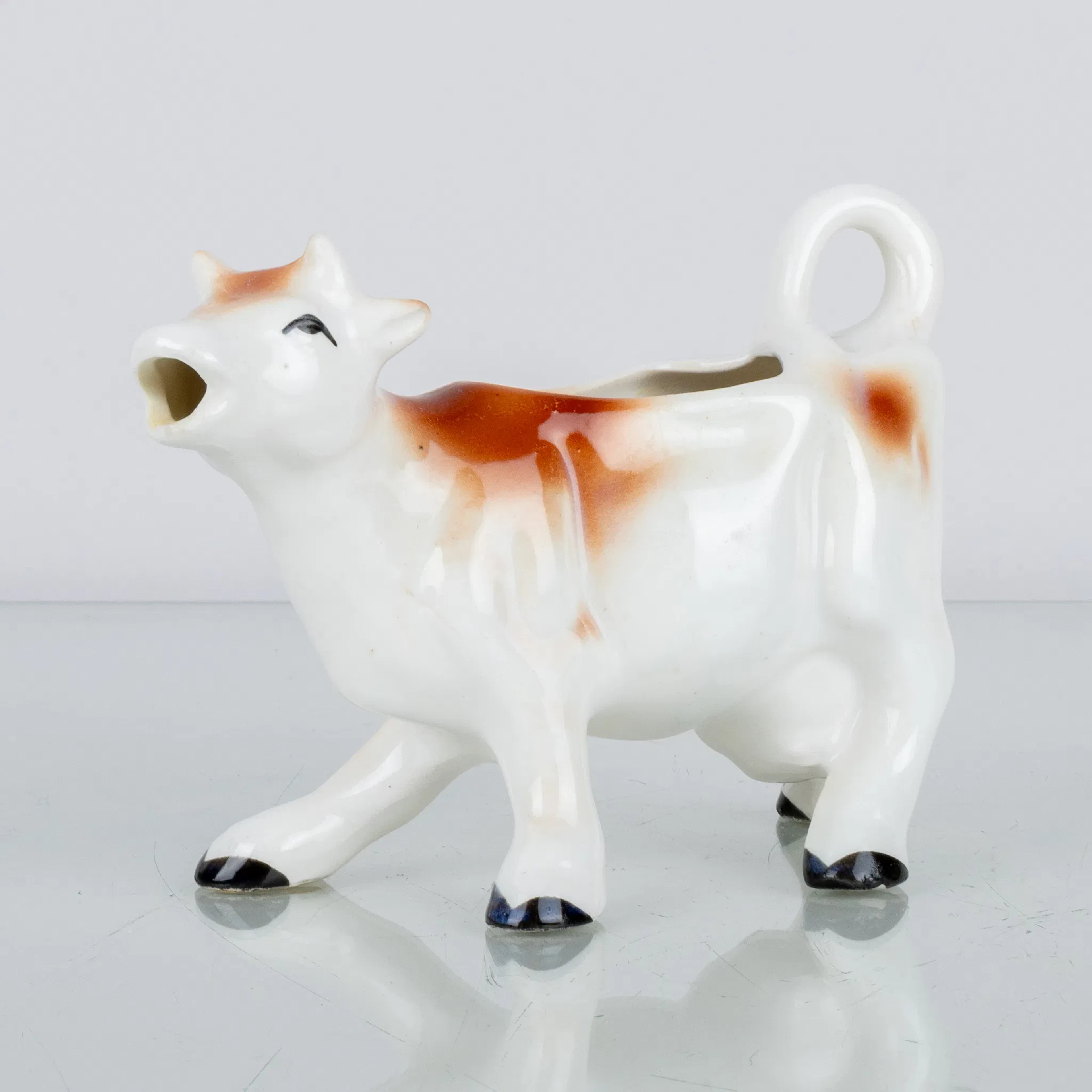 MJÖLKKANNA, porslin, 1900-tal