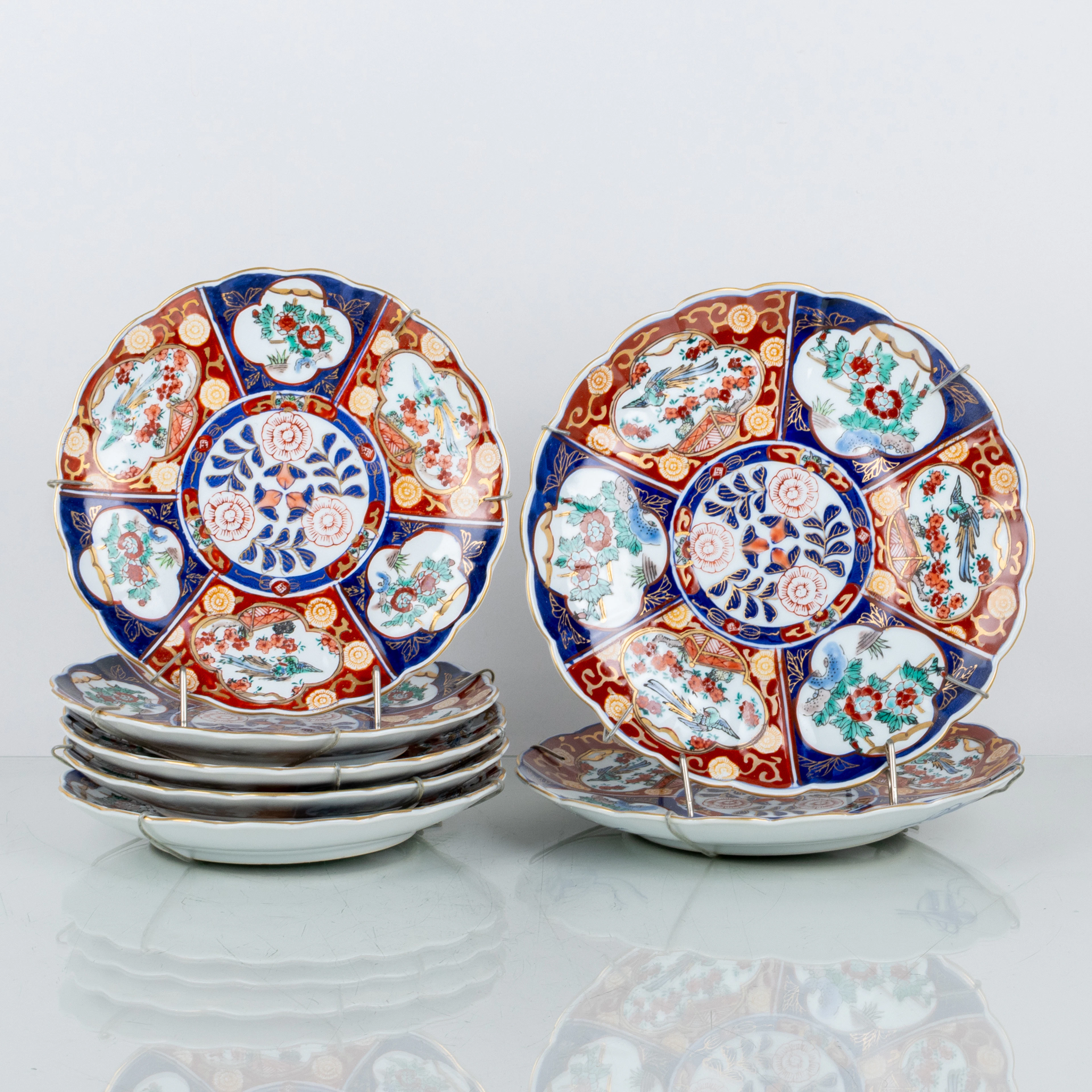 PLATOS Y PLATOS, 7 piezas, porcelana, Imari, Japón, siglo XX