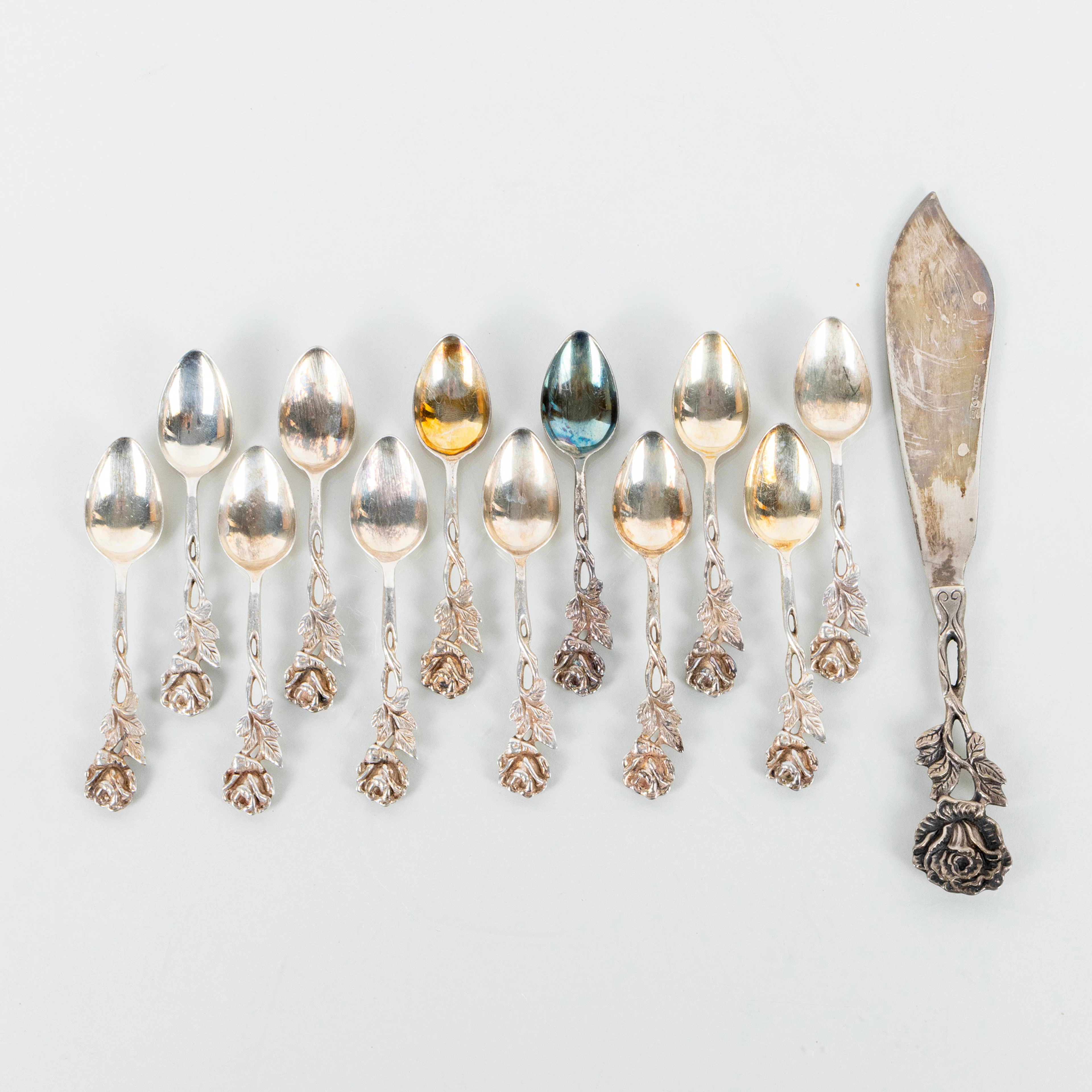 CUCCHIAINI DA CAFFÈ E SPATOLA PER TORTE, 13 pezzi, argento, "La Rosa", GEWE, 1950/60