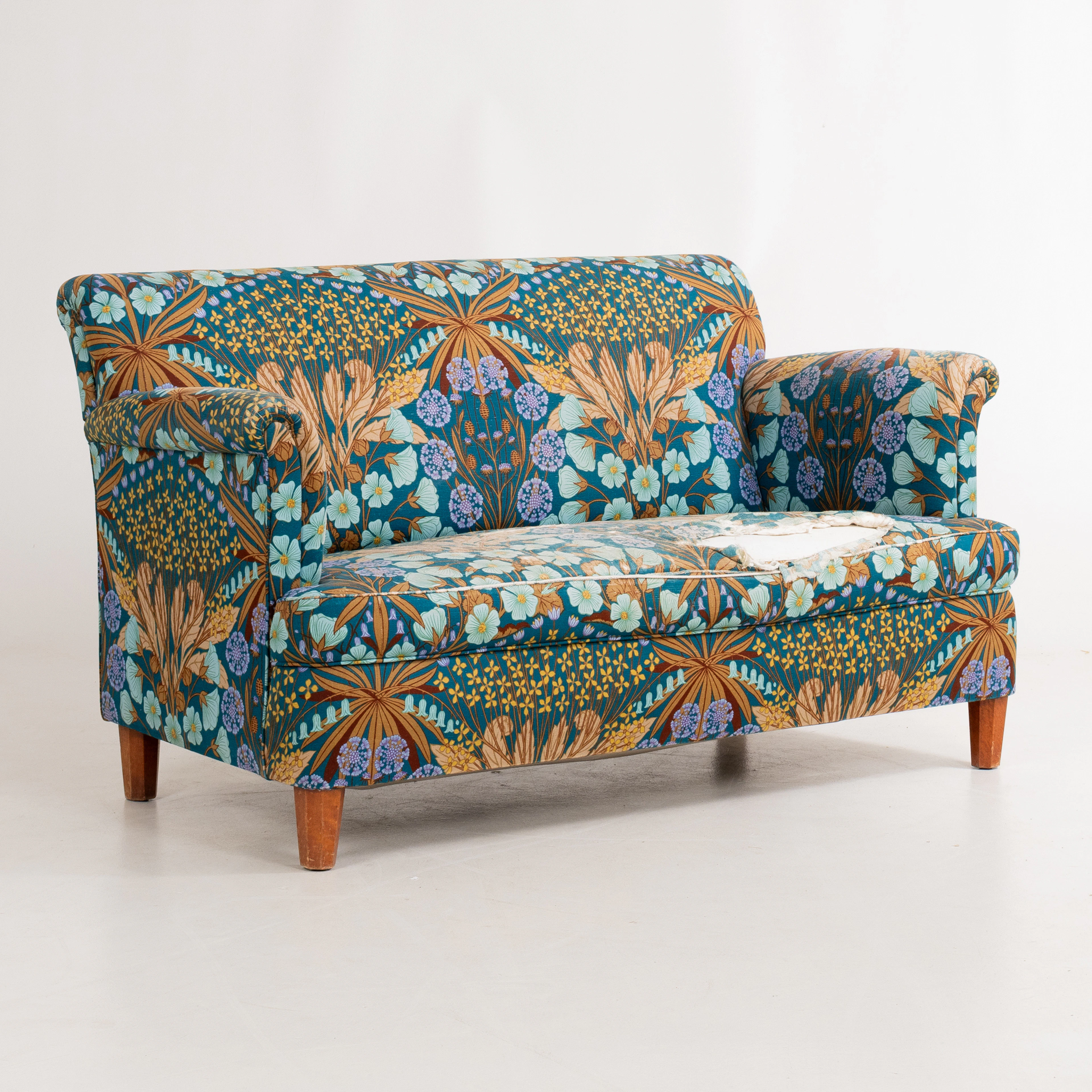 JOSEF FRANK, un sofá, modelo 678, Firma Svenskt Tenn, mediados de 1900