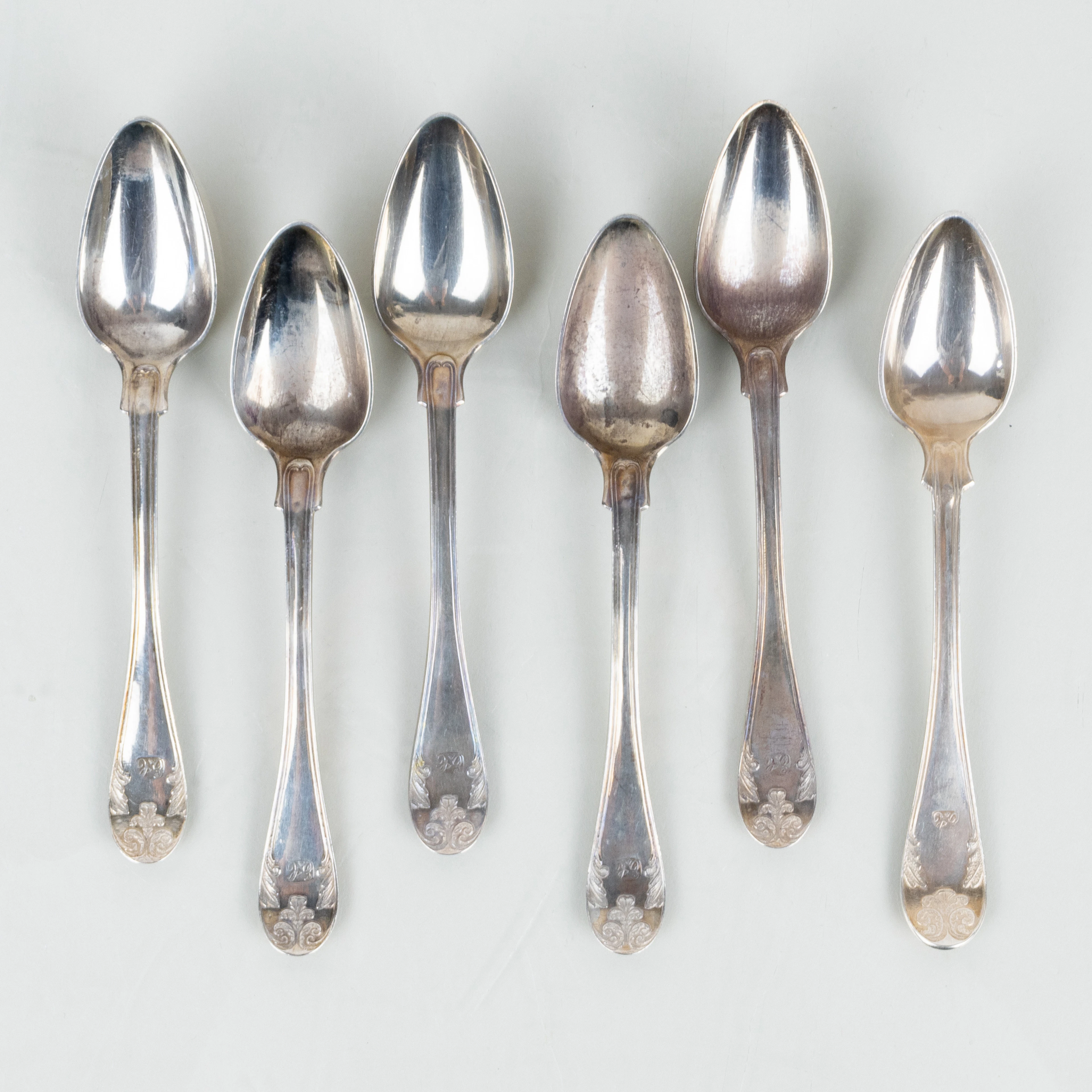 CUCHARAS DE CAFÉ, 6 piezas, plateadas, modelo francés antiguo, segunda década del siglo XIX