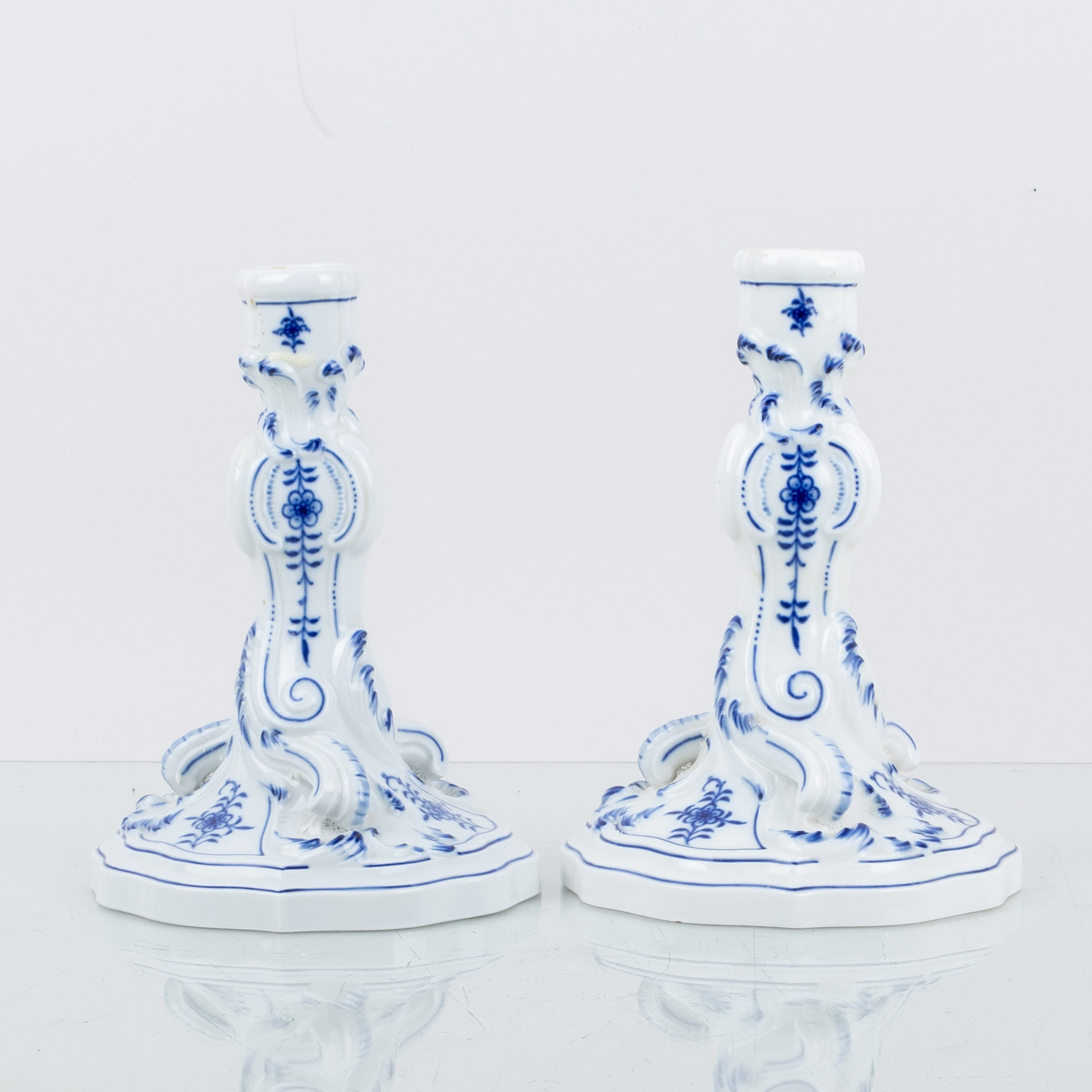 LJUSSTAKAR, 1 par, porslin, lökmönstret, Meissen, Tyskland, 1900-talets