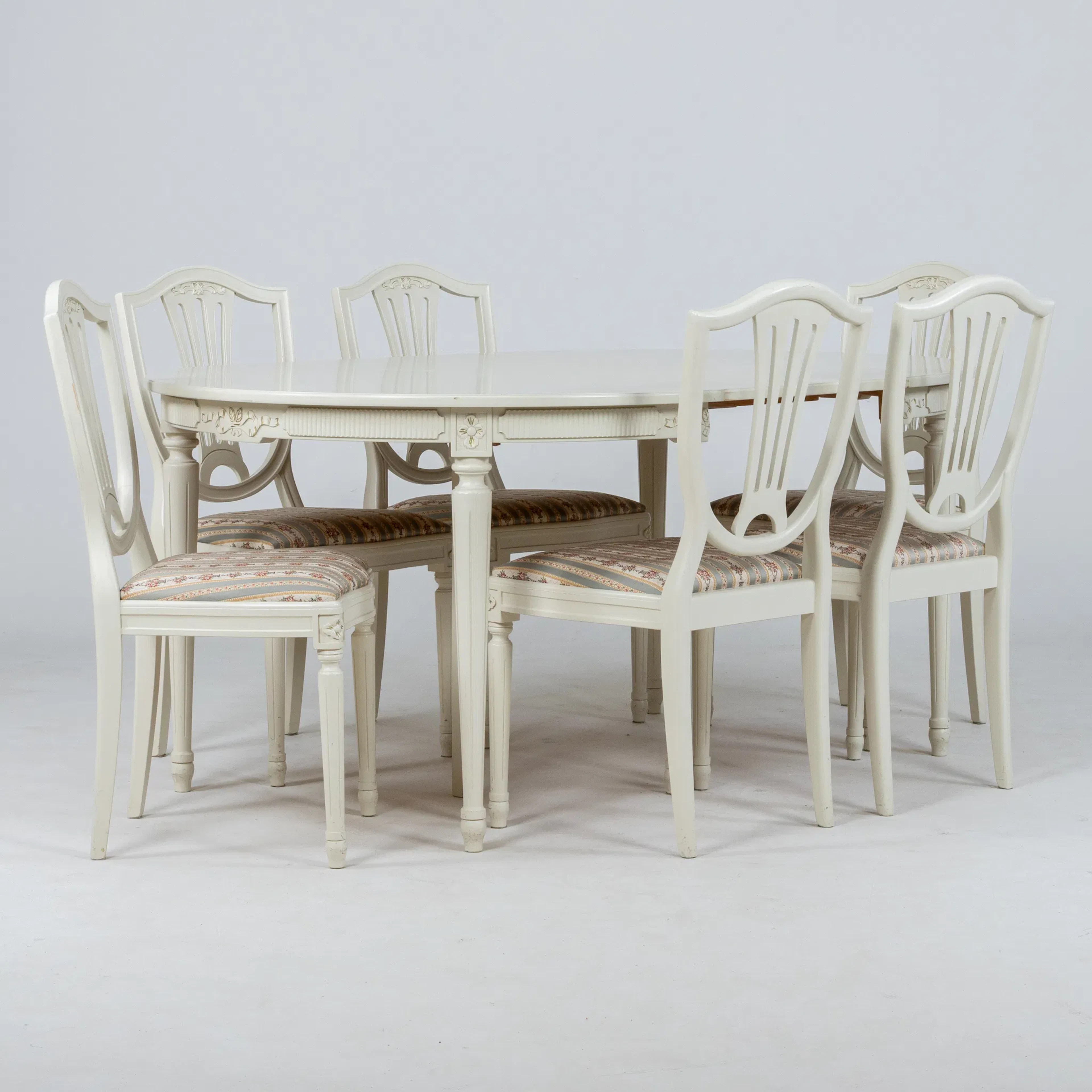 MUEBLES DE COMEDOR, 7 partes, estilo gustaviano, mediados del siglo XX