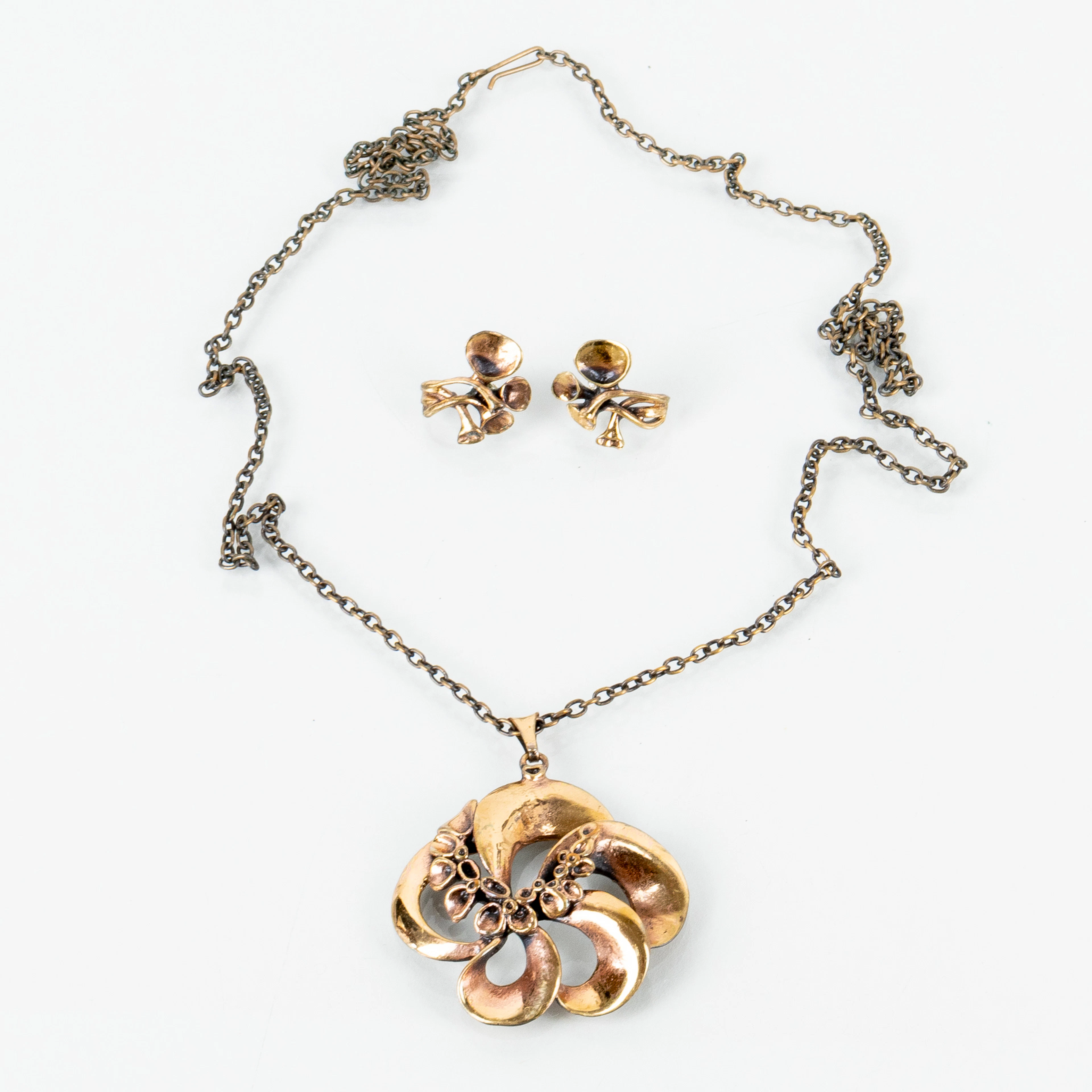 COLLAR Y 1 PAR DE PENDIENTES, bronce, Finlandia, segunda mitad del siglo XX