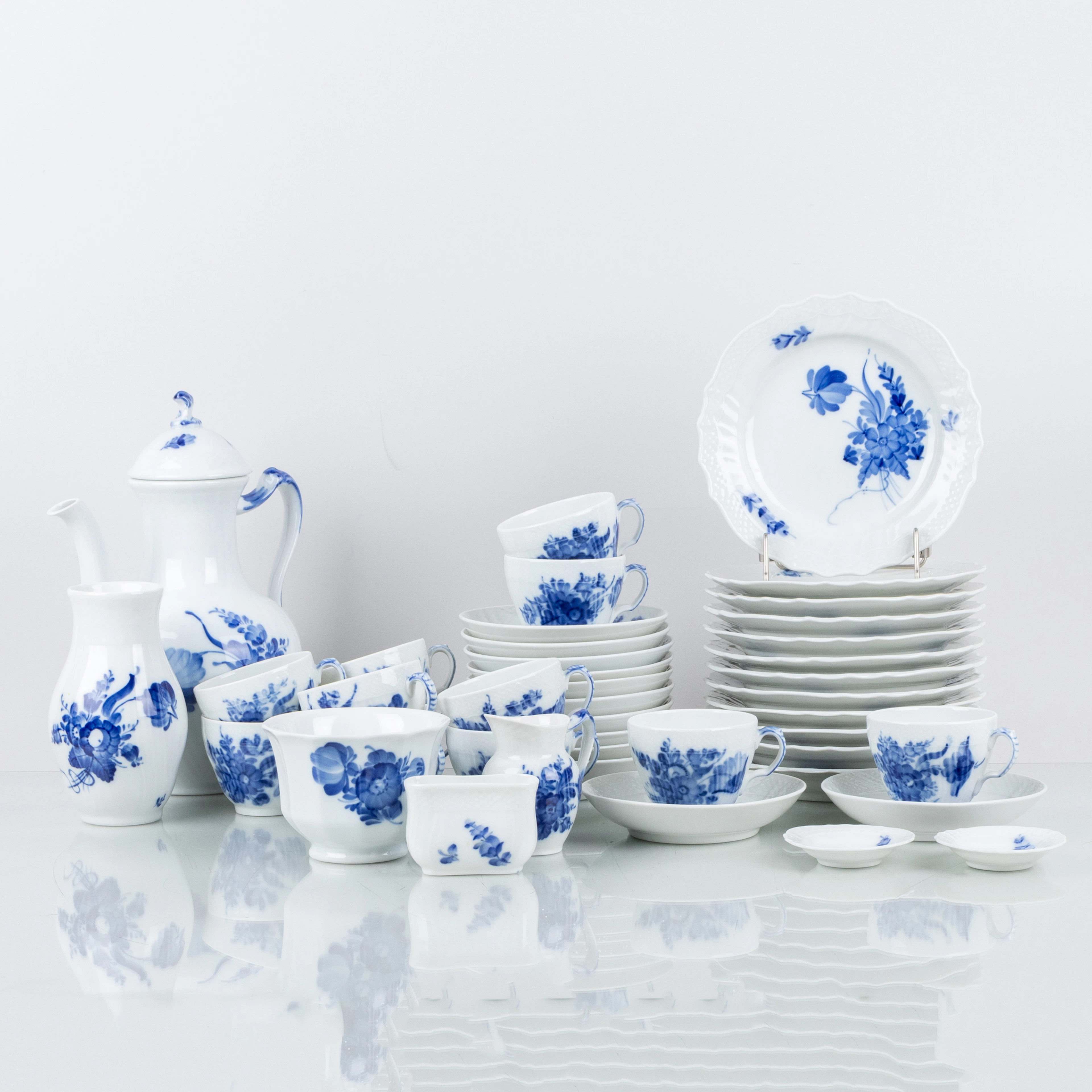 VAJILLA DE CAFÉ, 29 piezas, porcelana, "Flor azul", Royal Copenhagen