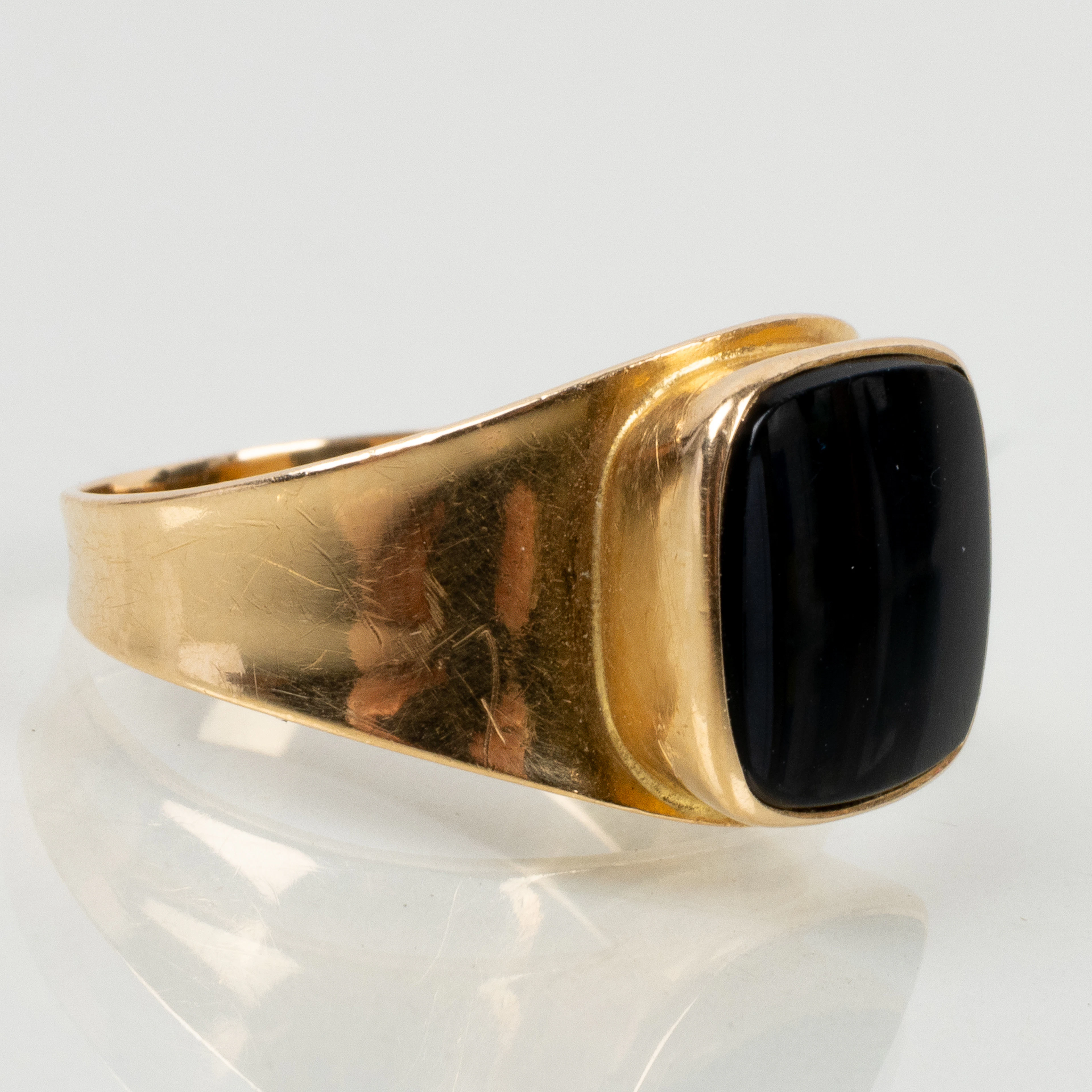 ANELLO CON SIGILLO, oro 18 carati, con pietra nera, peso totale circa 3,6 g