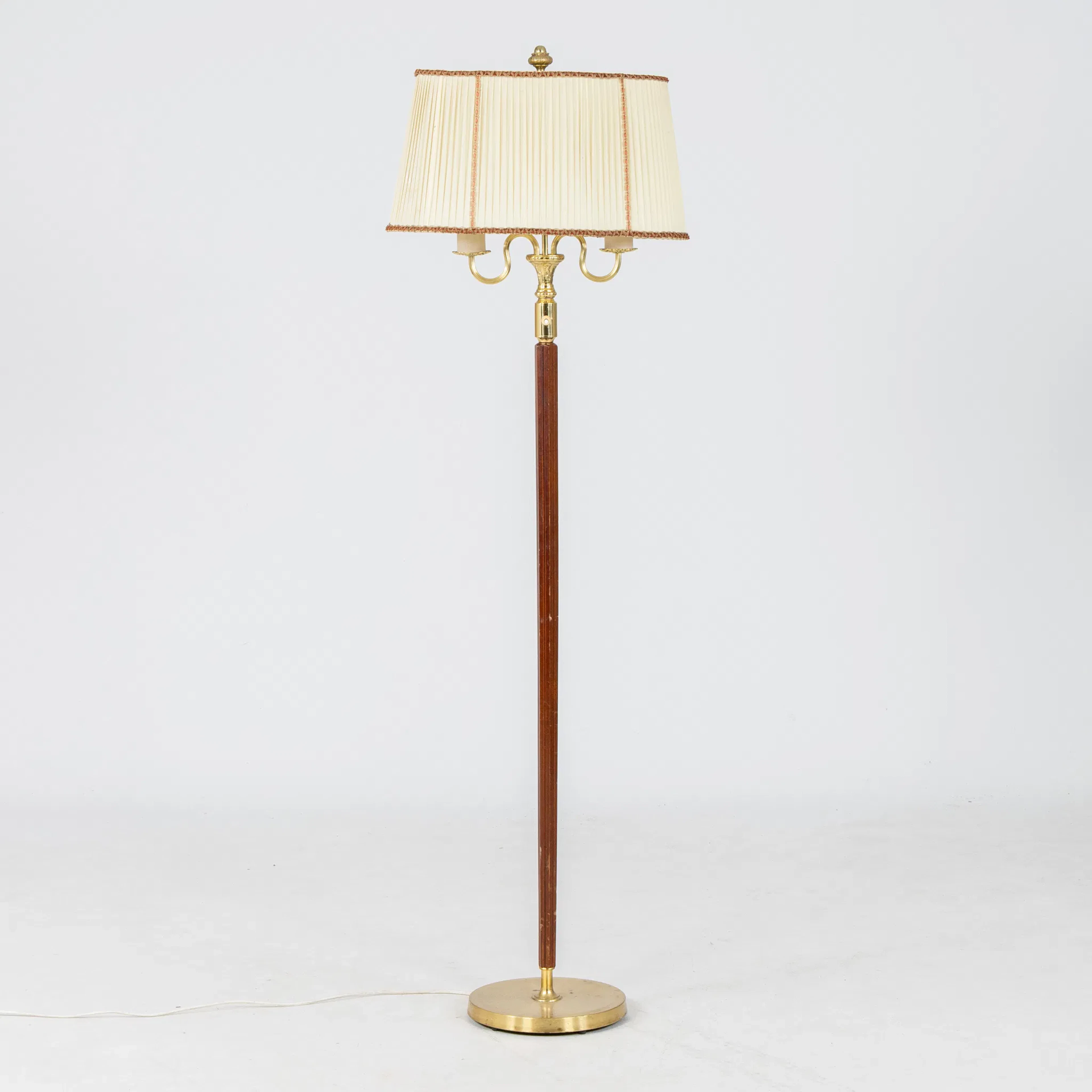 LÁMPARA DE PIE, madera y latón, mediados del siglo XX