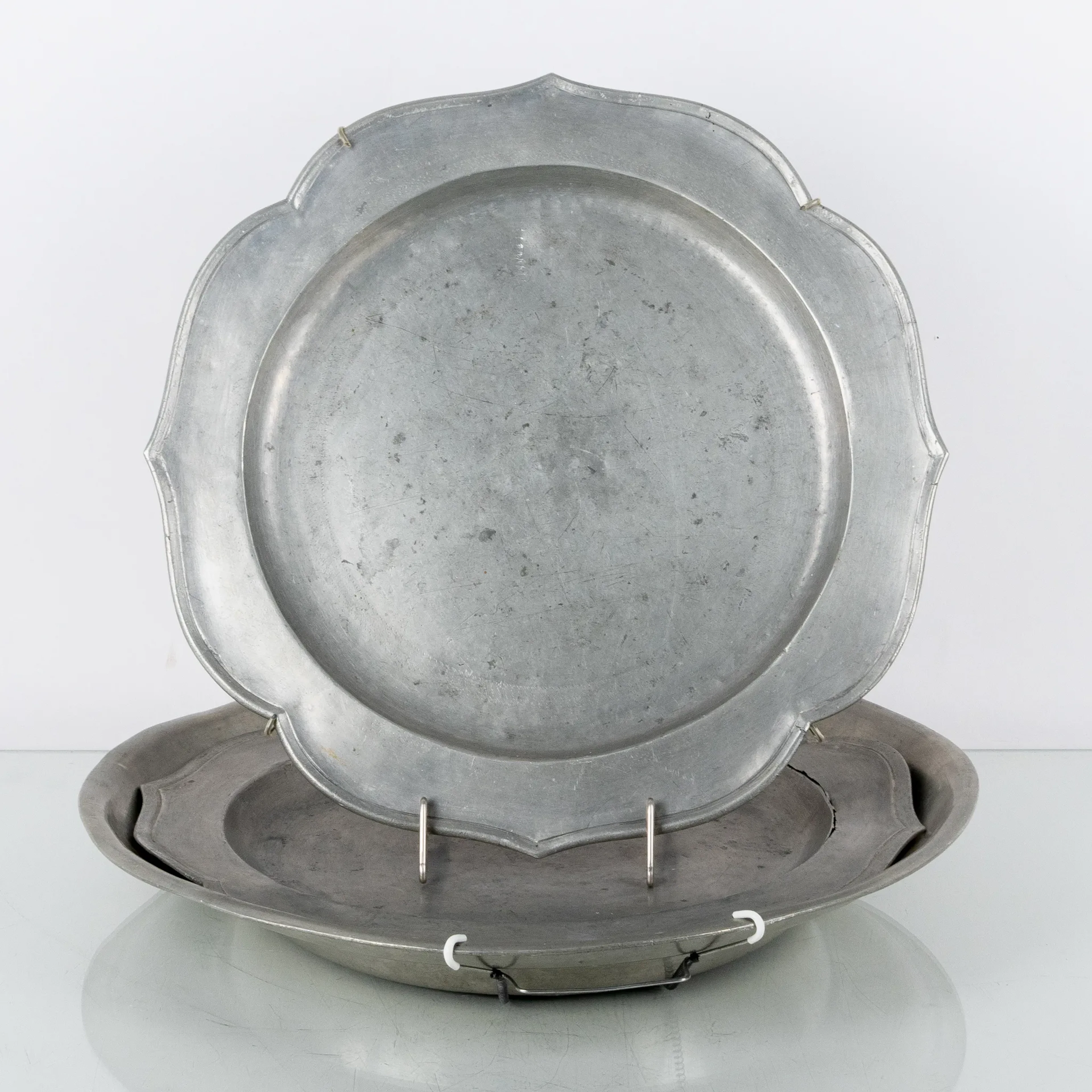 PLATO Y PLATO PARA BOL, 3 piezas, peltre, rococó azul, siglo XVIII