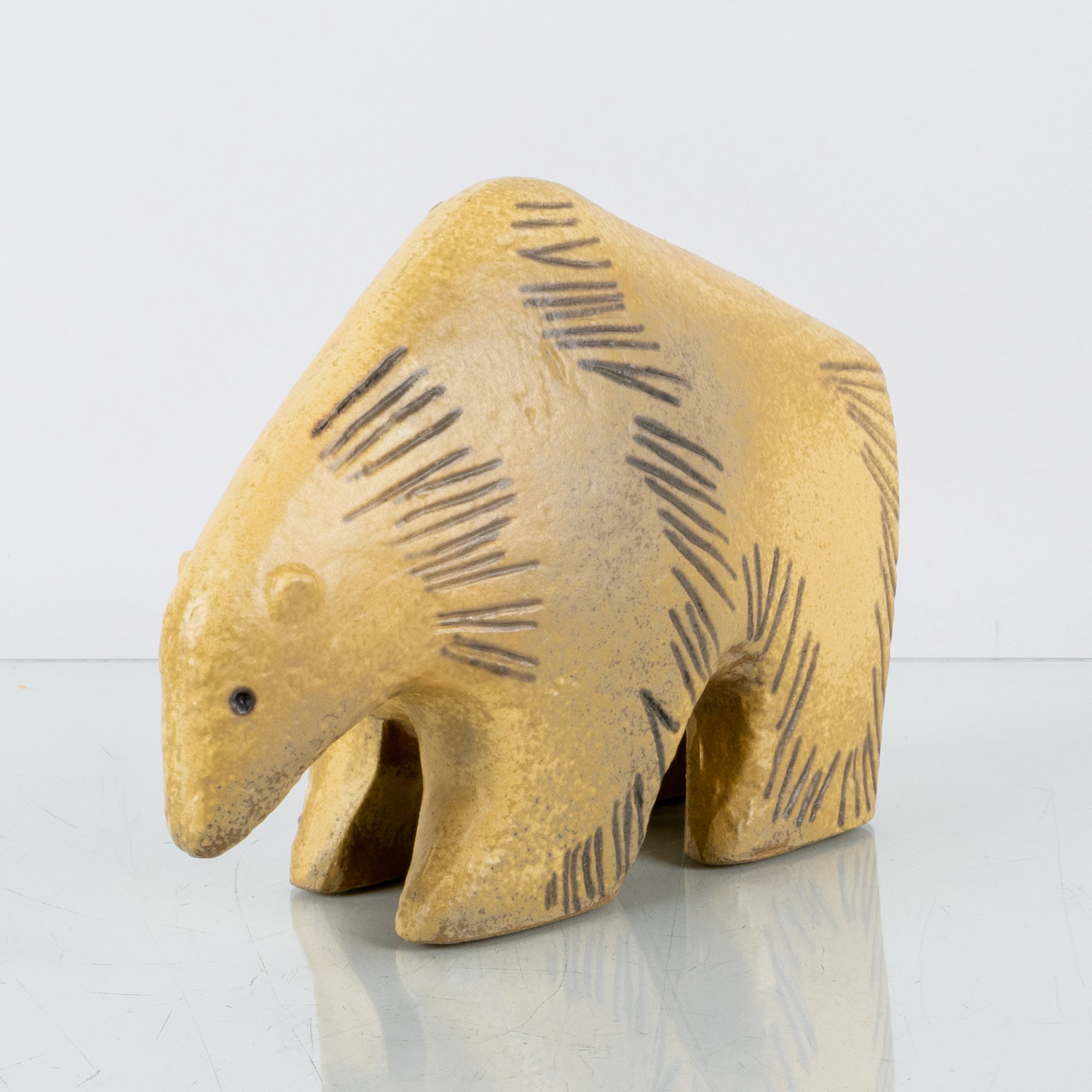 LISA LARSON, una figura de cerámica, "Oso polar" de la serie "Zoo de Stora", Gustavsberg