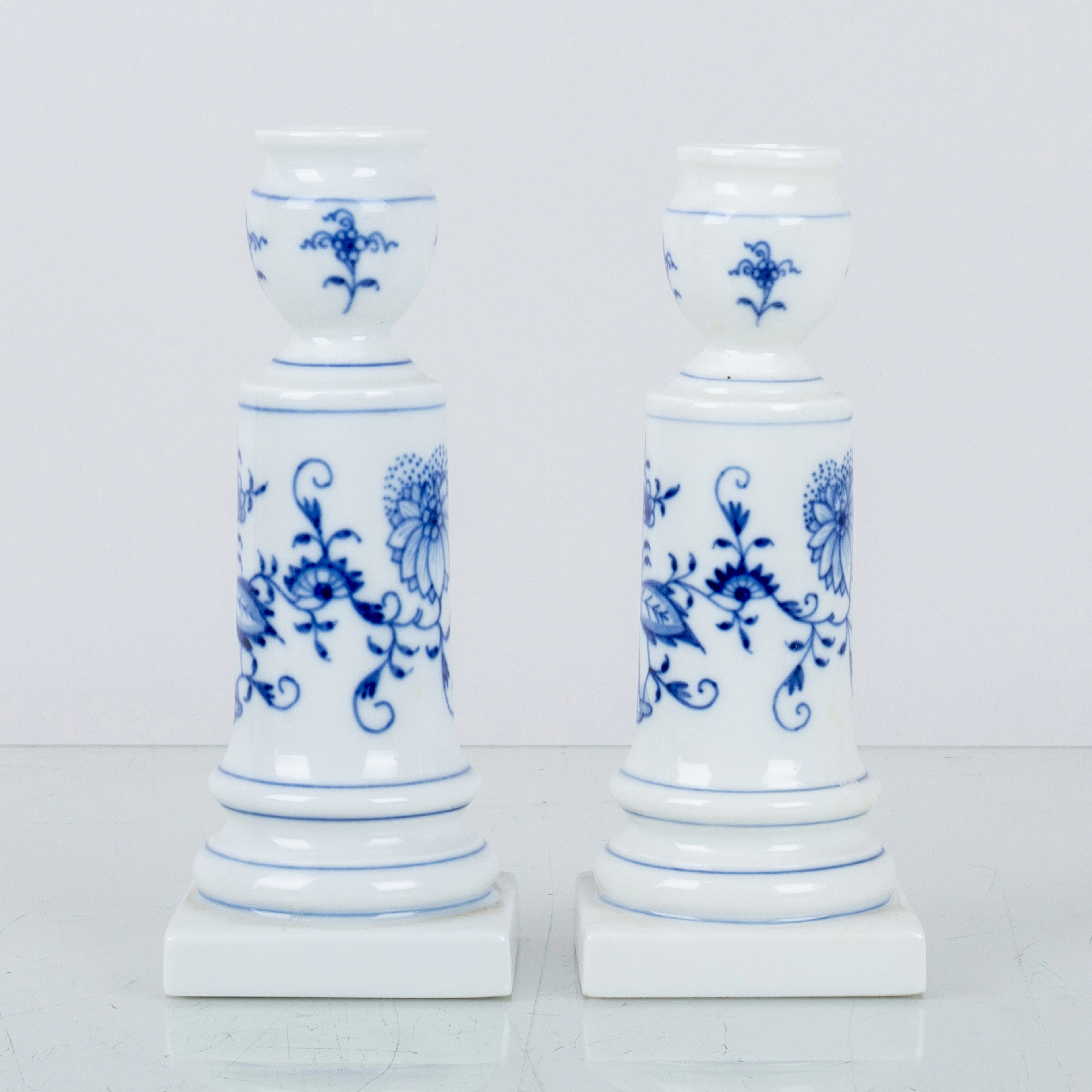 LJUSSTAKAR, 1 par, porslin, lökmönstret, Meissen, Tyskland, 1900-talets