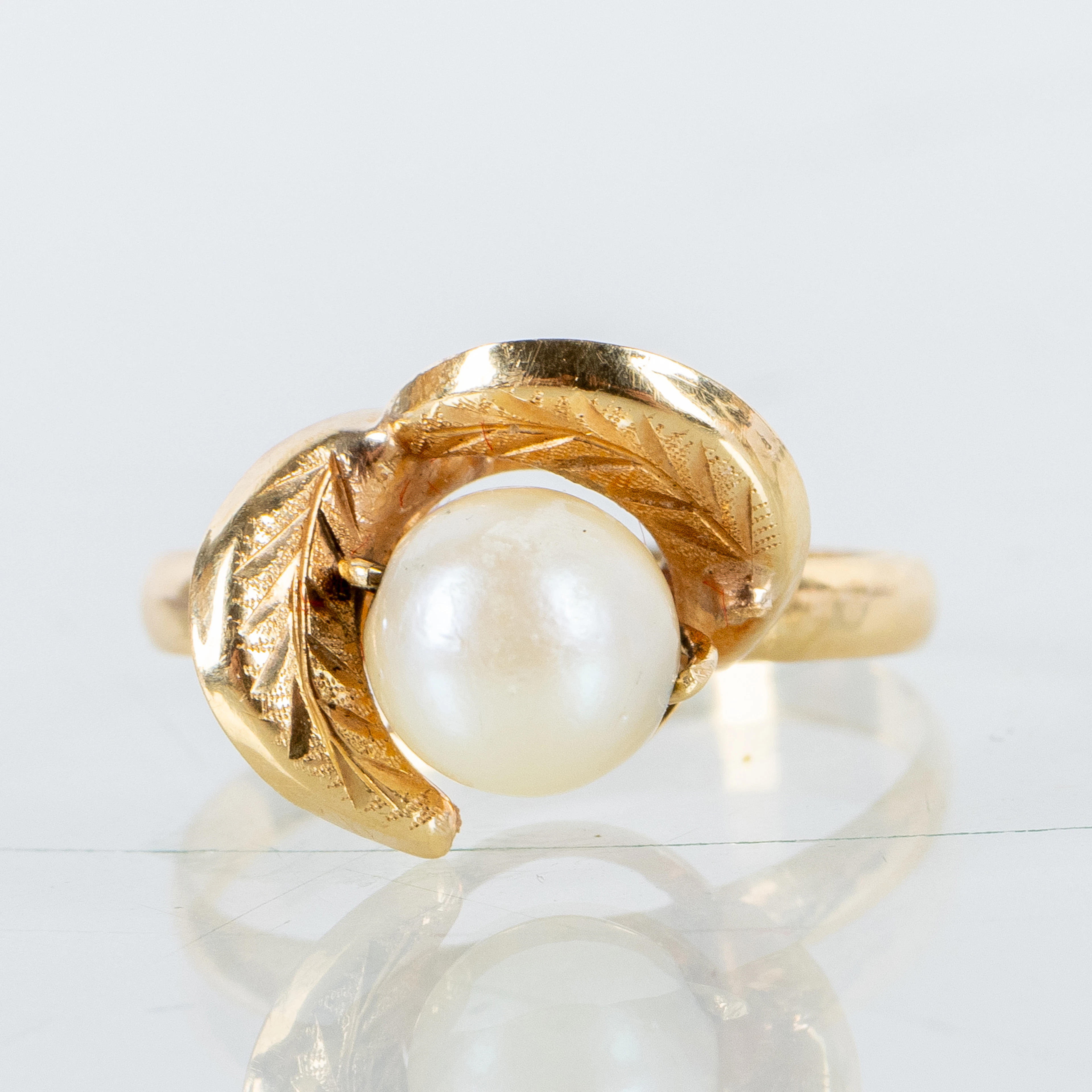 ANELLO, oro 18 carati e perla, peso circa 1,7 g