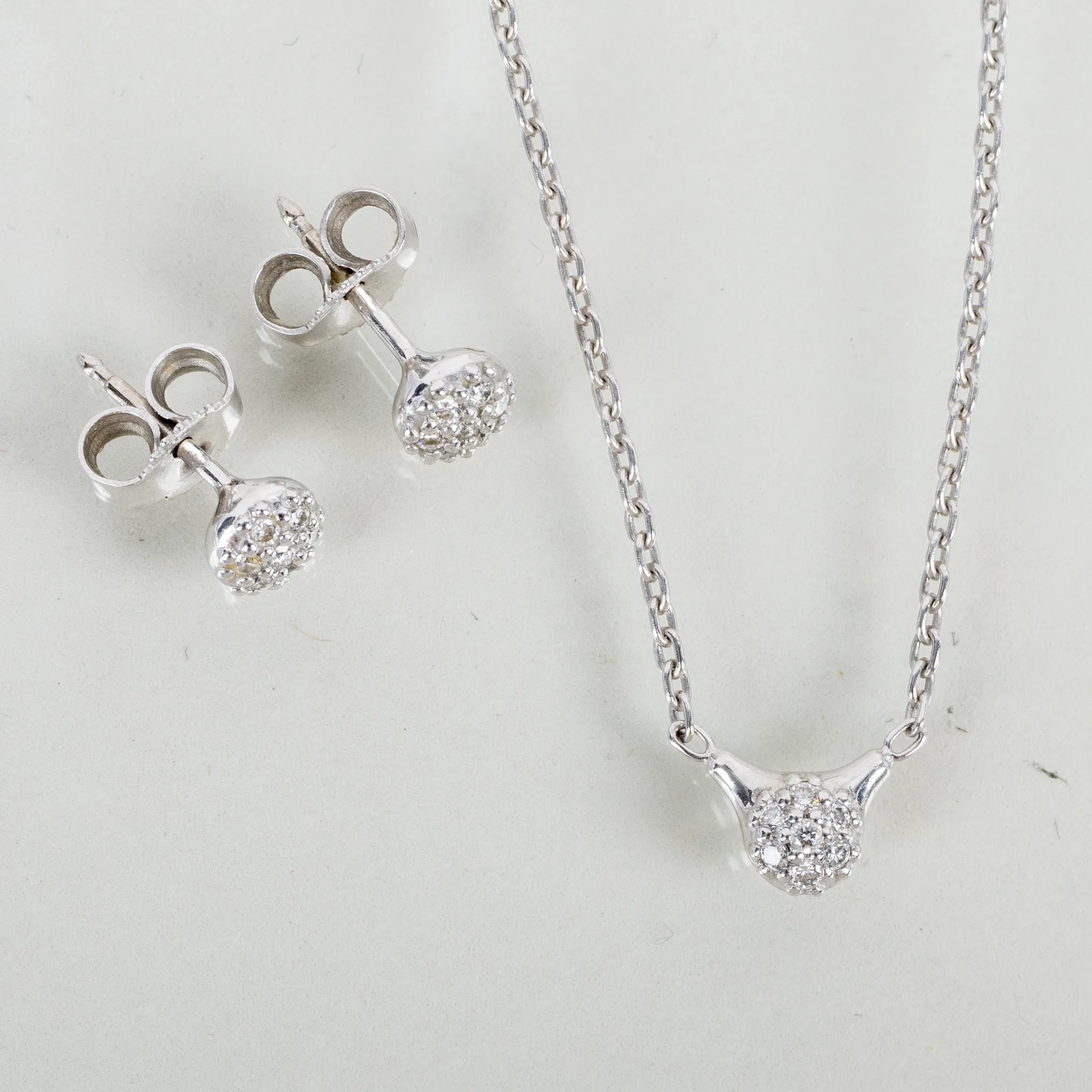 HALSKETTEN UND 1 PAAR OHRRINGE, 18-karat-weißgold, mit Diamanten