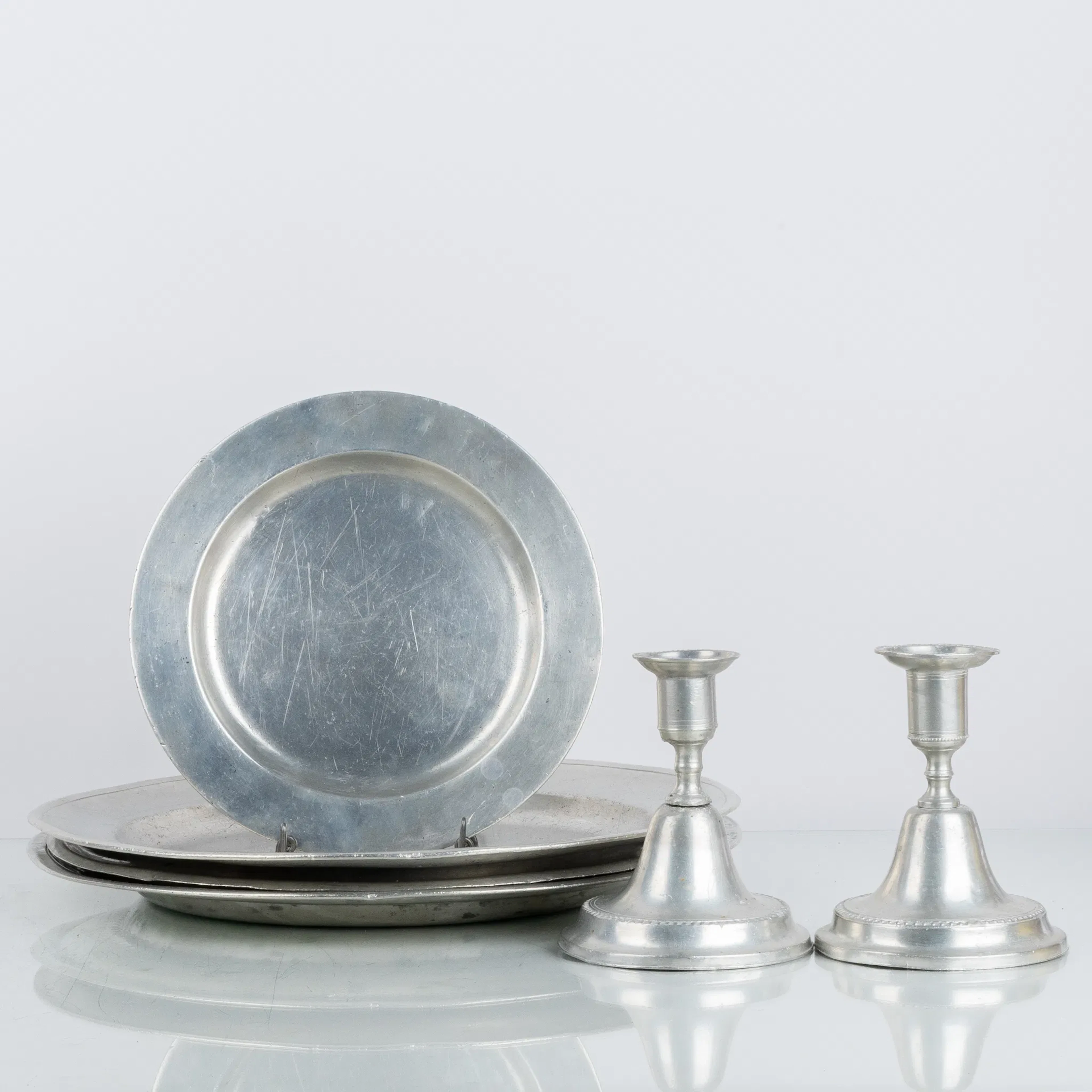 PLATOS Y 1 PAR DE CANDELABROS, PELTRE, entre otros, Jönköping y Arboga, siglos XVIII y XIX