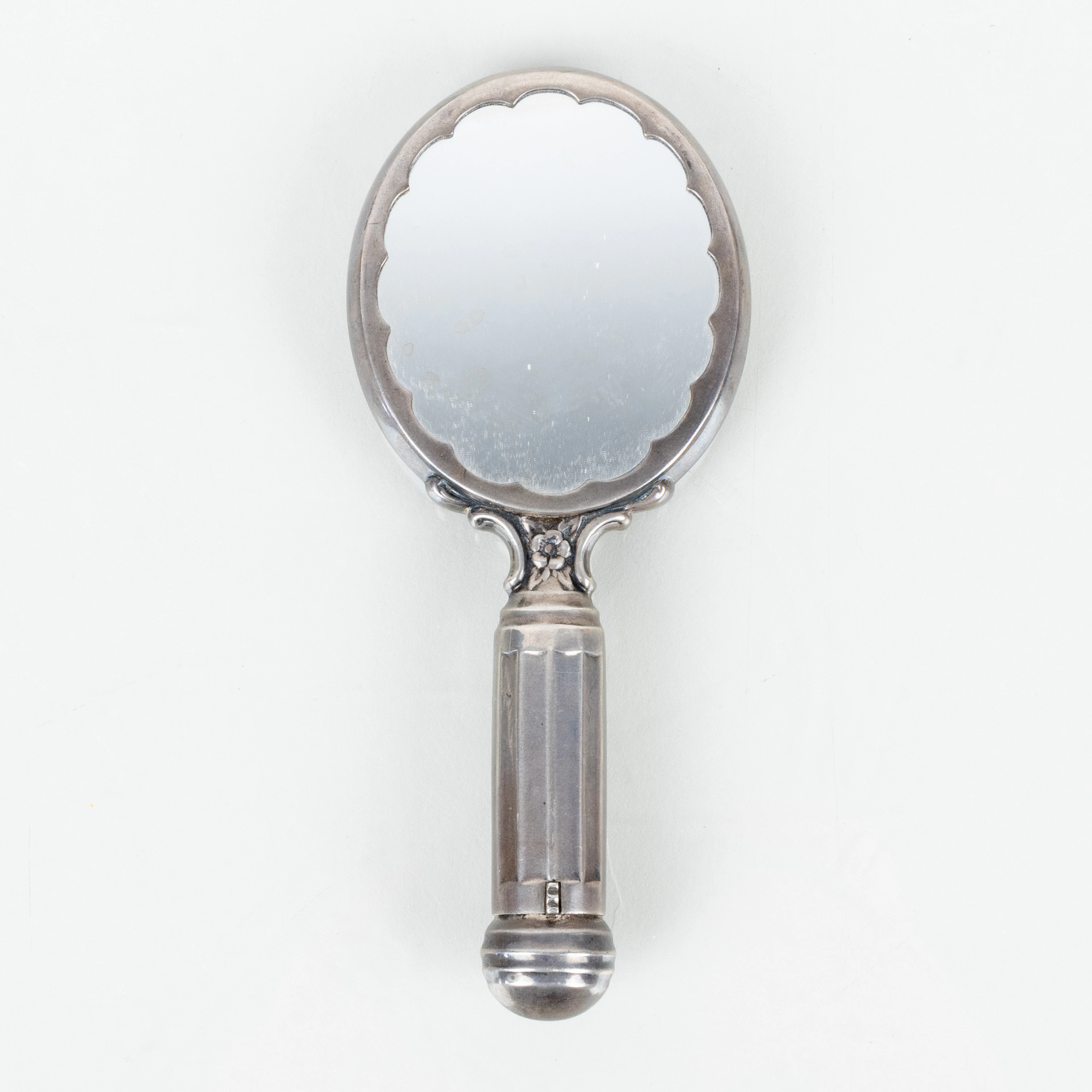 SPECCHIO A MANO / SCATOLA PER POLVERE, argento, prima metà del XX secolo