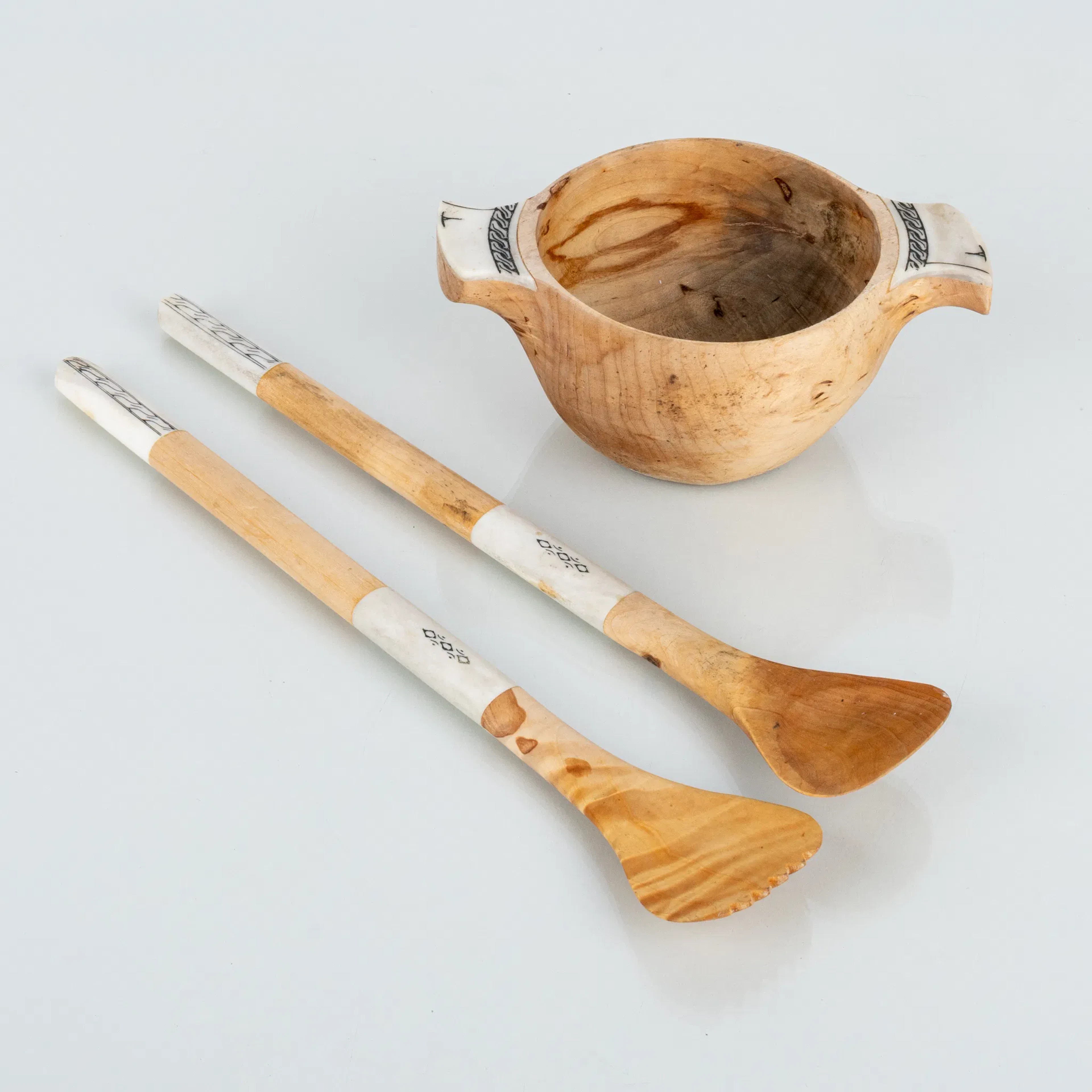 KÅSA OCH SALLADSBESTICK, 3 del, sameslöjd, trä och horn, 1900-tal