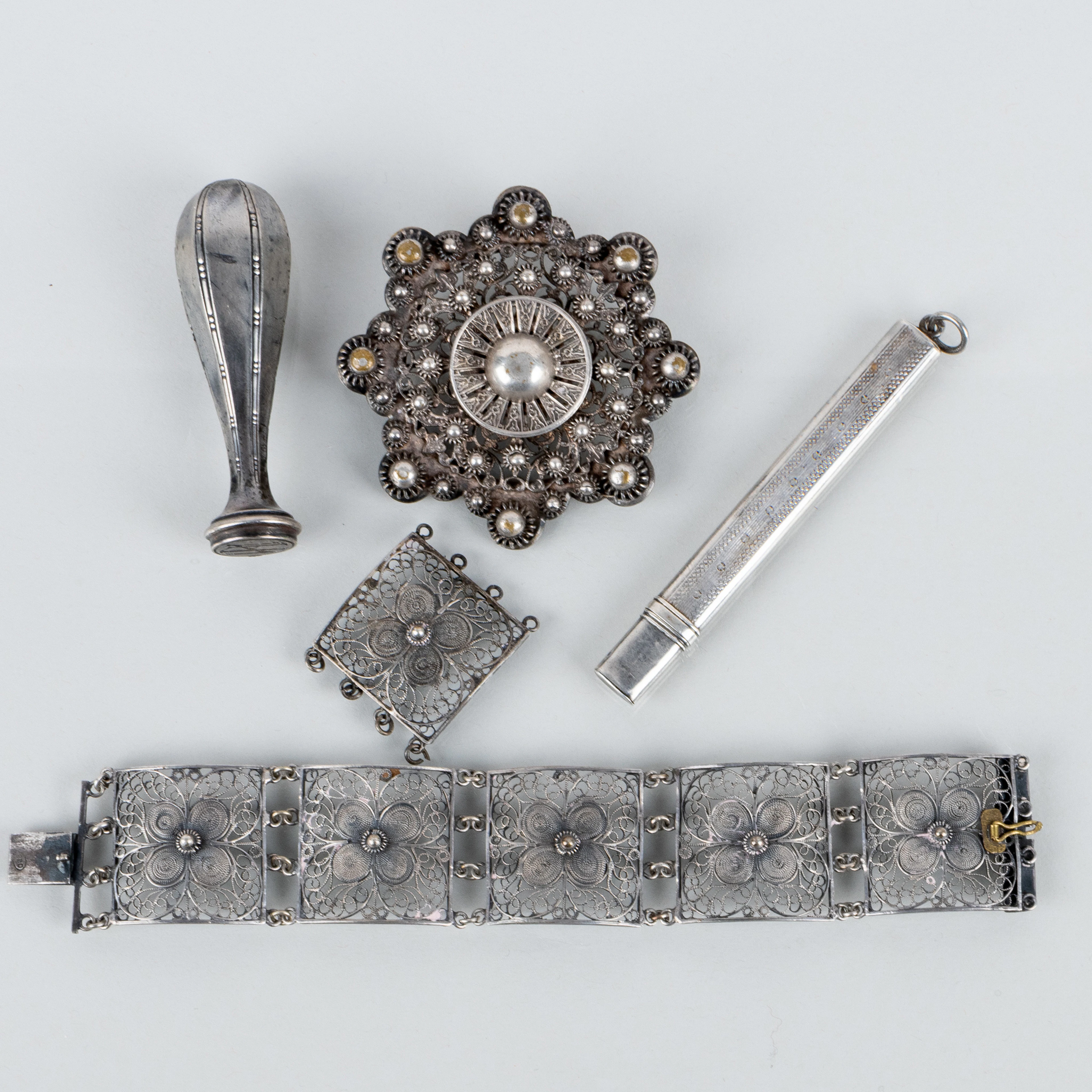 SPILLA, FORBICI, SIGILLO E BRACCIALETTO, argento, blu Inghilterra, 1800/1900