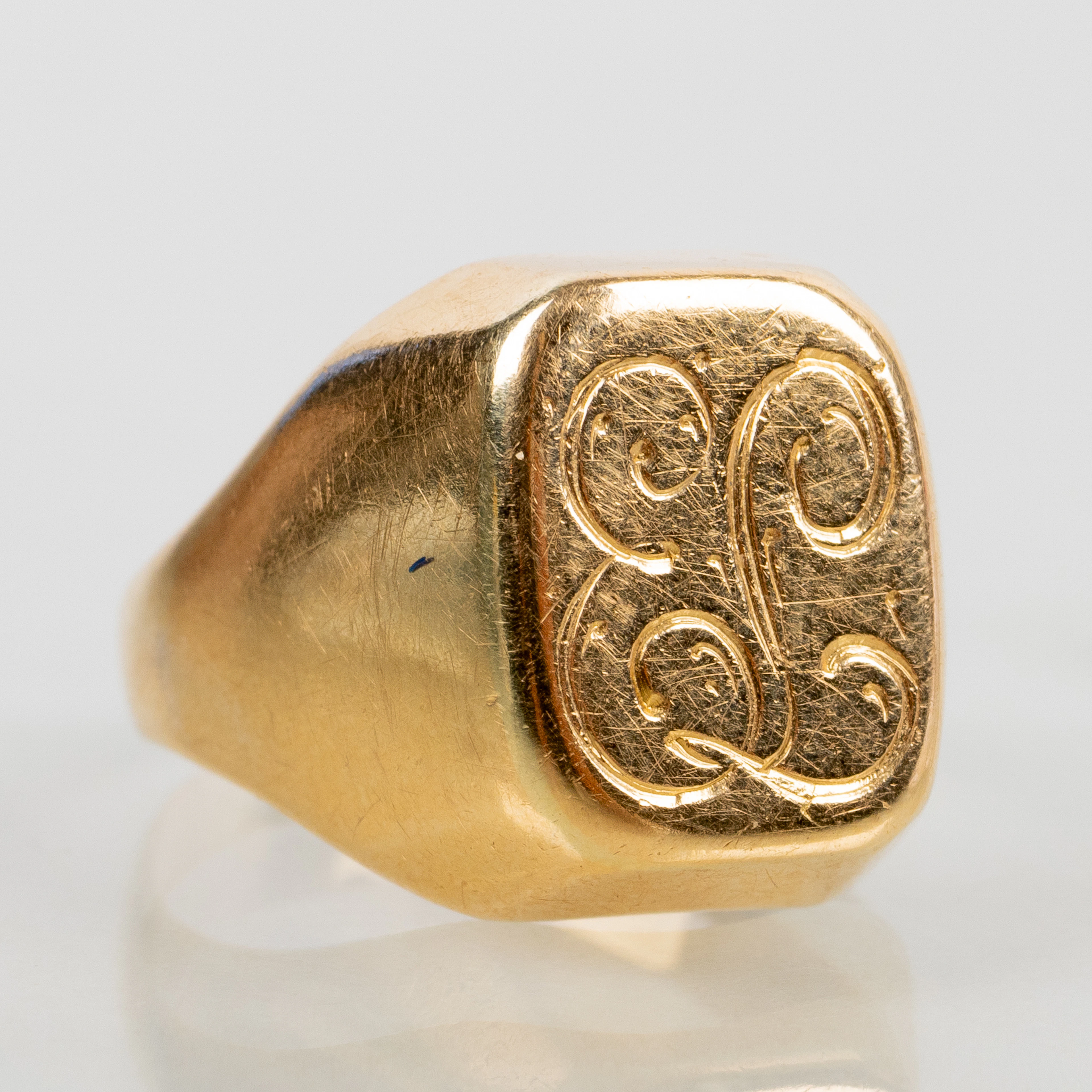 ANELLO CON SIGILLO, oro 18 carati, francobolli svedesi 1954, peso circa 4,7 g