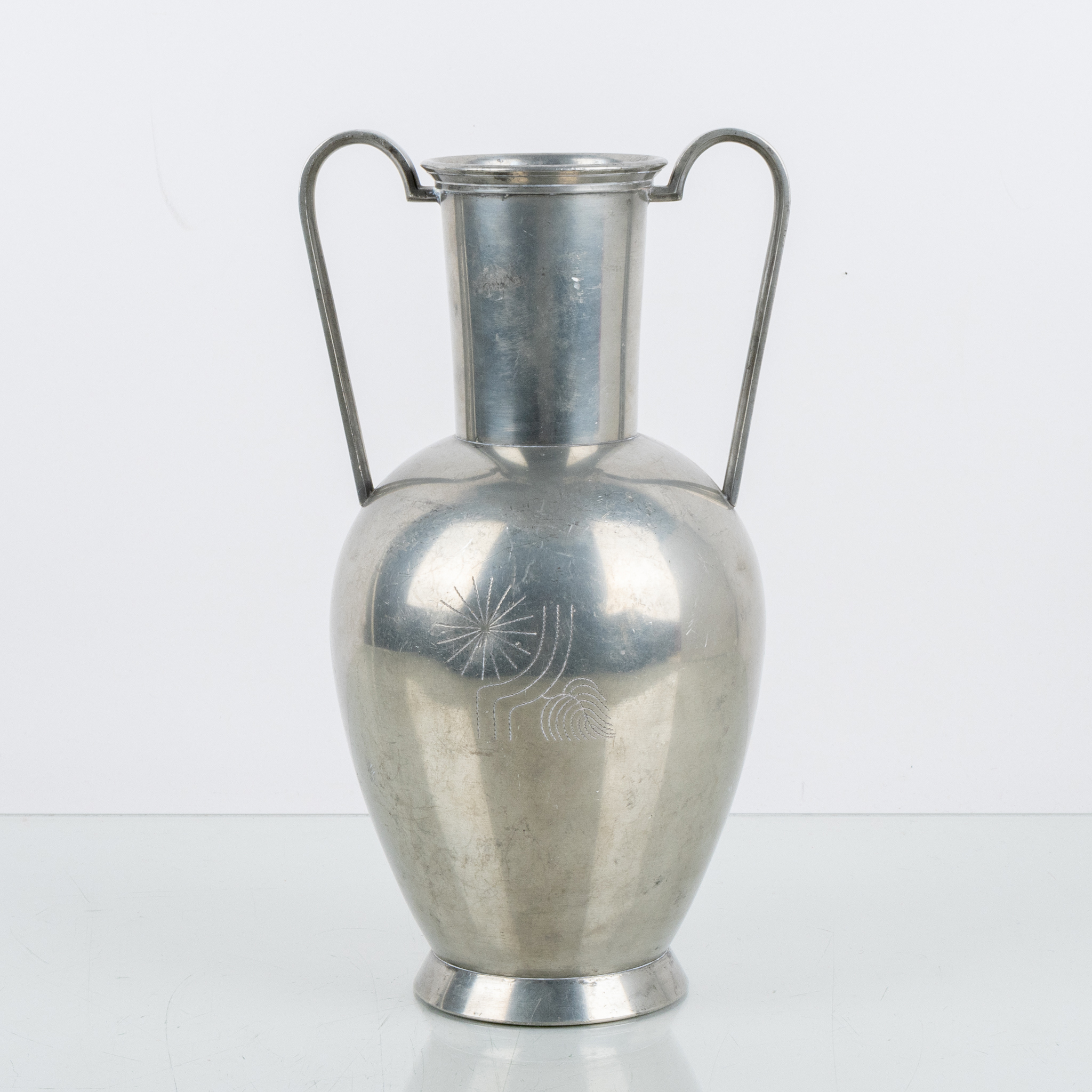 ROLF ENSTRÖMER, un jarrón de peltre, Fabriksaktiebolaget Kronsilver, Estocolmo 1934