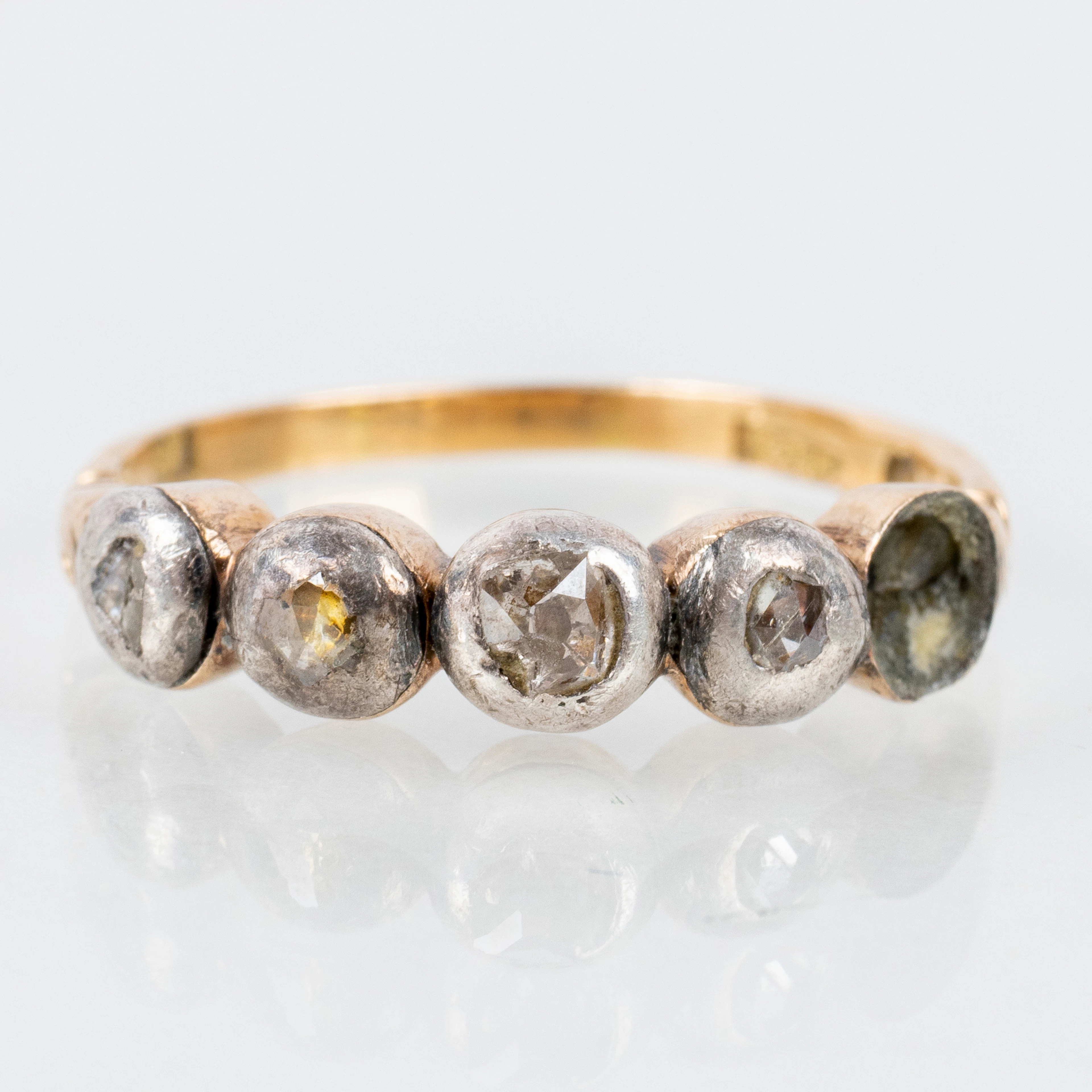 ANELLO, oro 18 carati, con diamanti tagliati alla rosa, prima metà del XX secolo