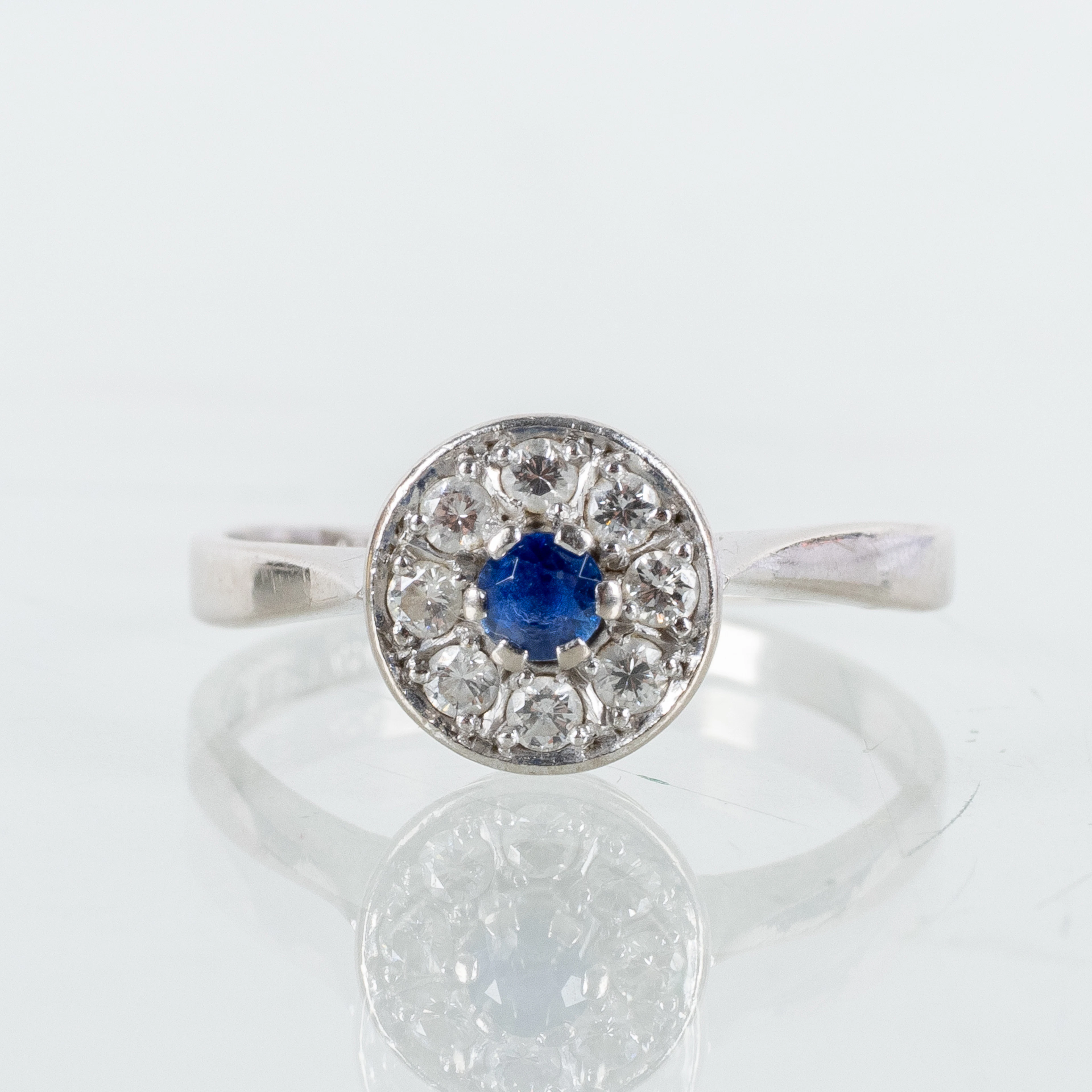 ANELLO, oro bianco 18 carati, con zaffiro e diamanti taglio brillante, peso totale circa 2,1 g