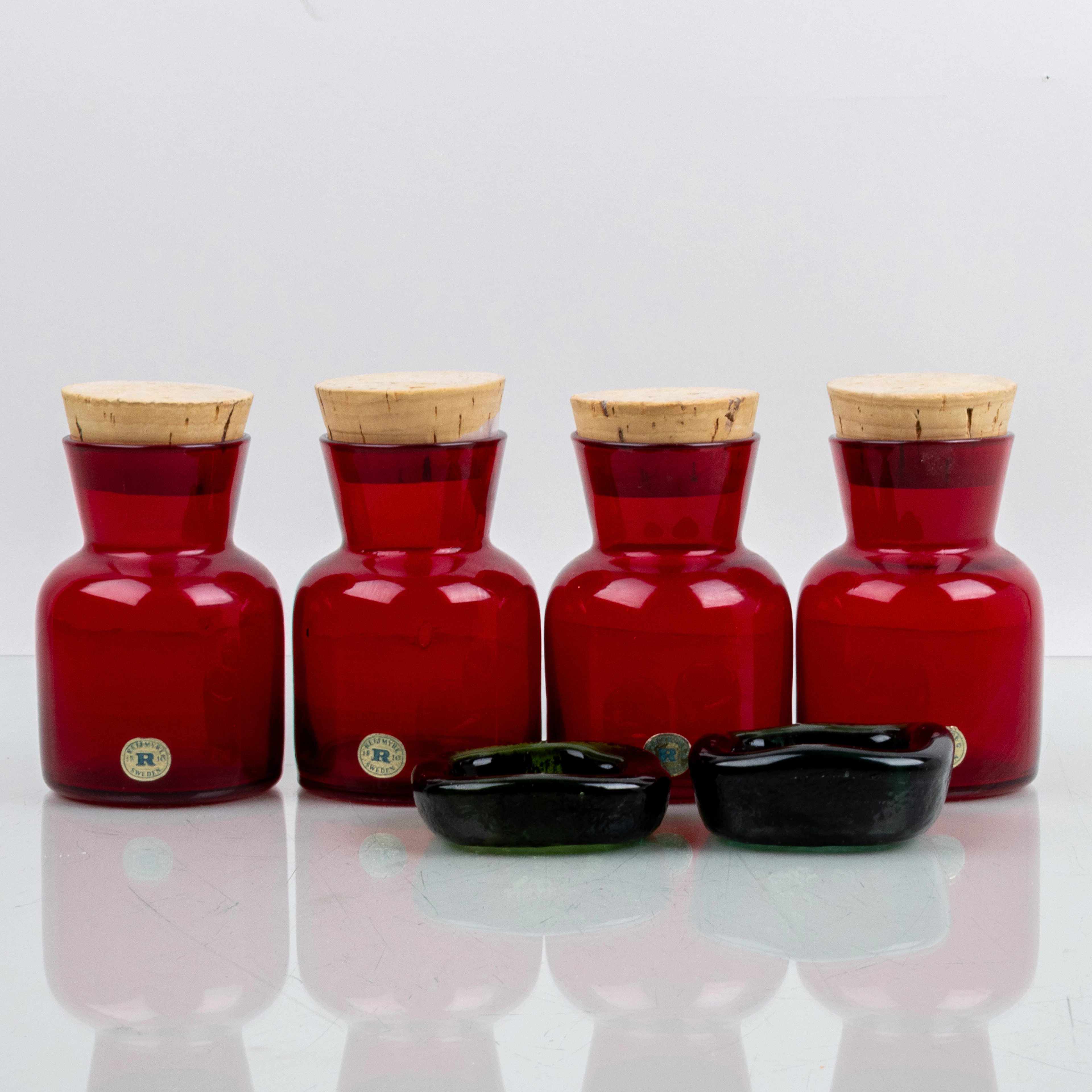 PLATILLOS Y JARRAS DE ESPECIAS, 6 piezas, vidrio rojo y verde, incluyendo la fábrica de vidrio Reijmyre