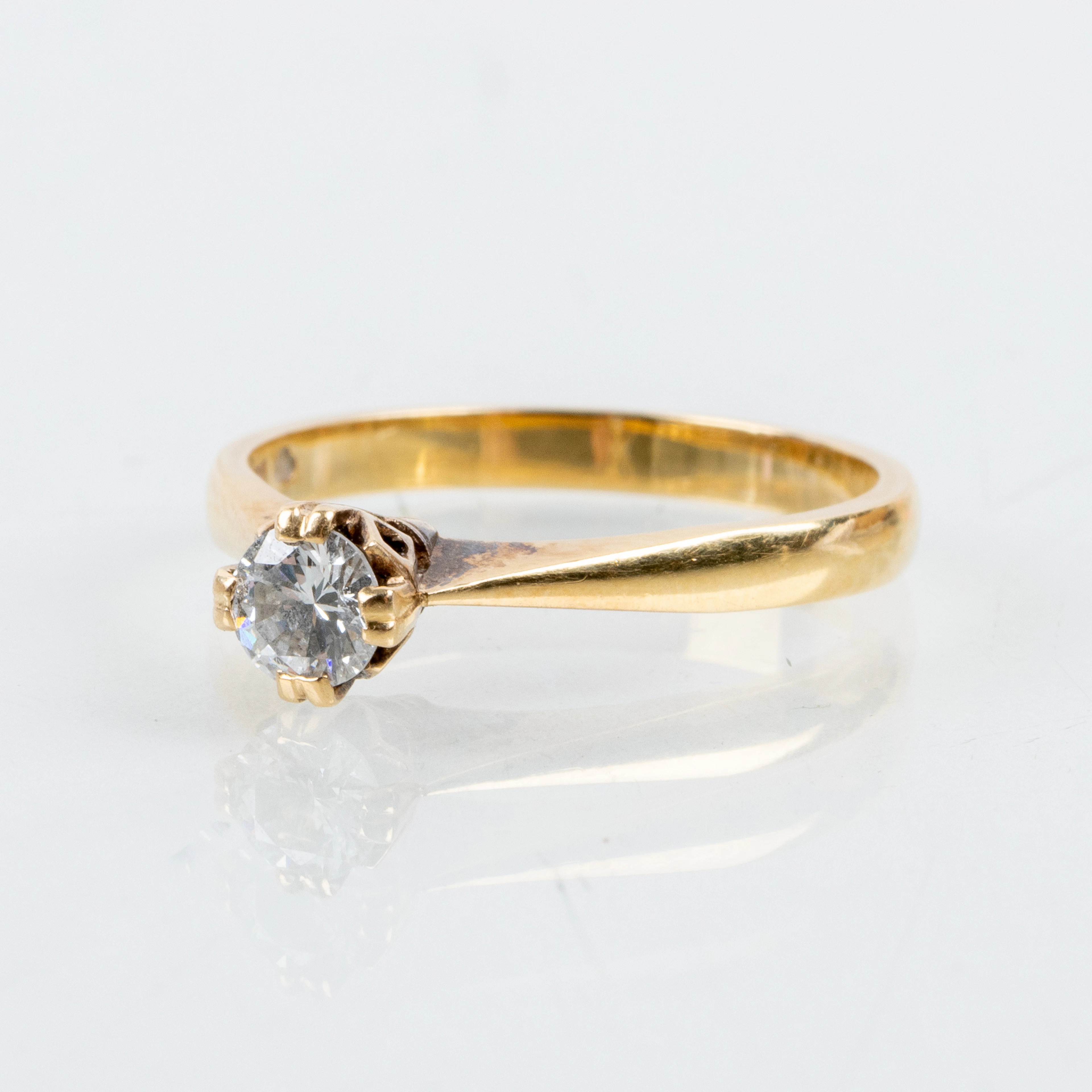 ANELLO A PIETRA SINGOLA, oro 18 carati, francobolli svedesi GD & Co 1978, con taglio brillante