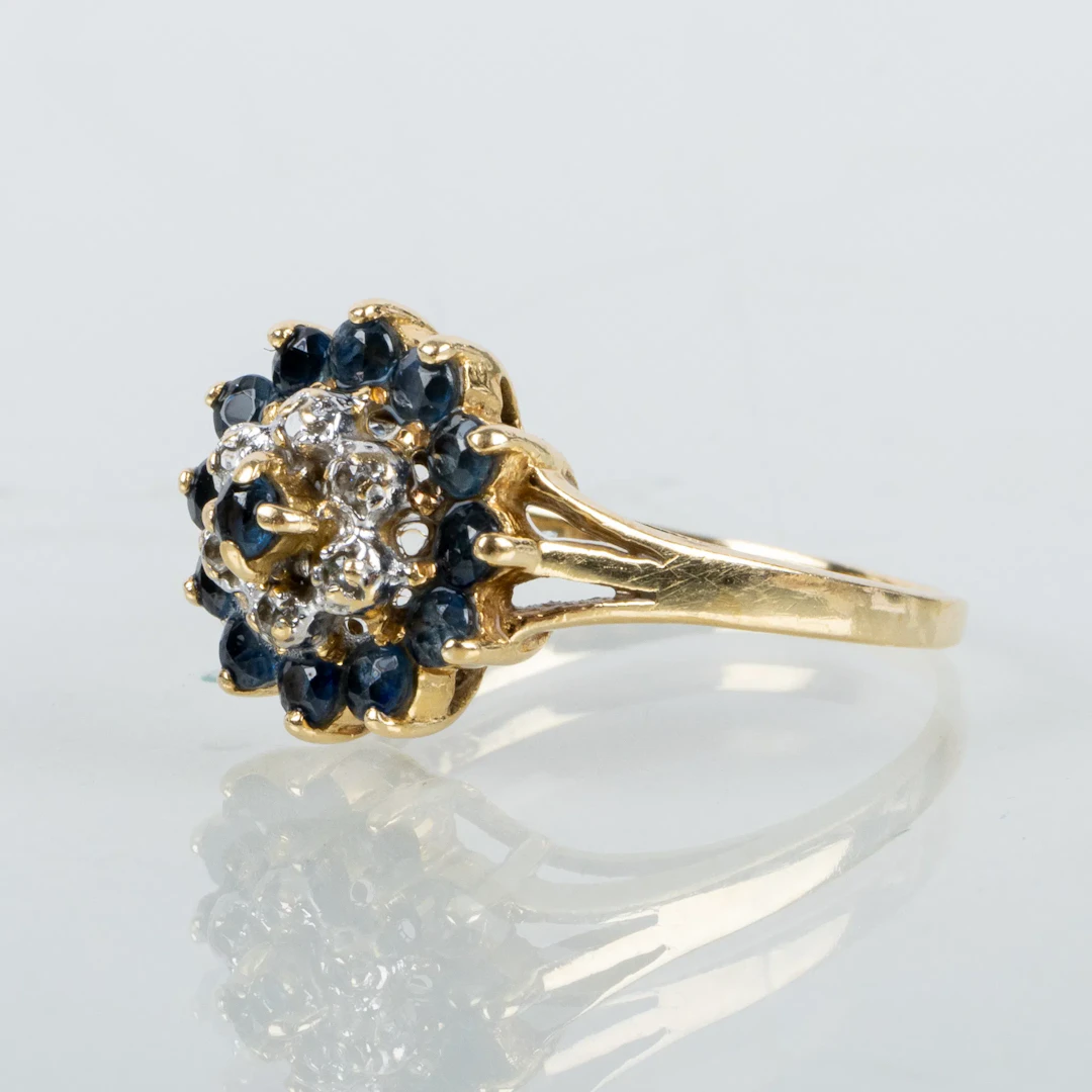 RING, 18k guld, carmosémodell, med safirer och vita stenar