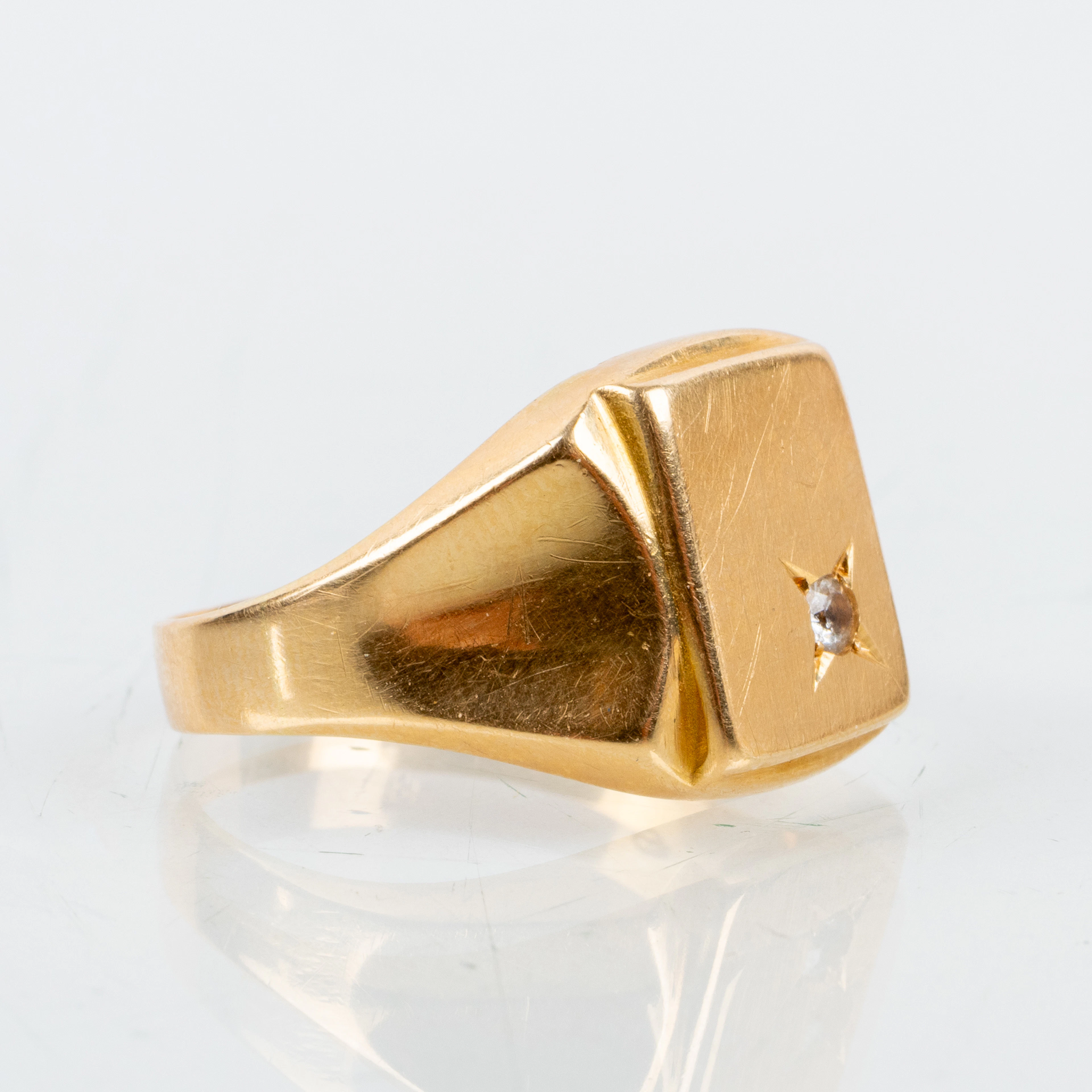 SIGNET RING, 18k gold, with white stone, second half of the 20th century