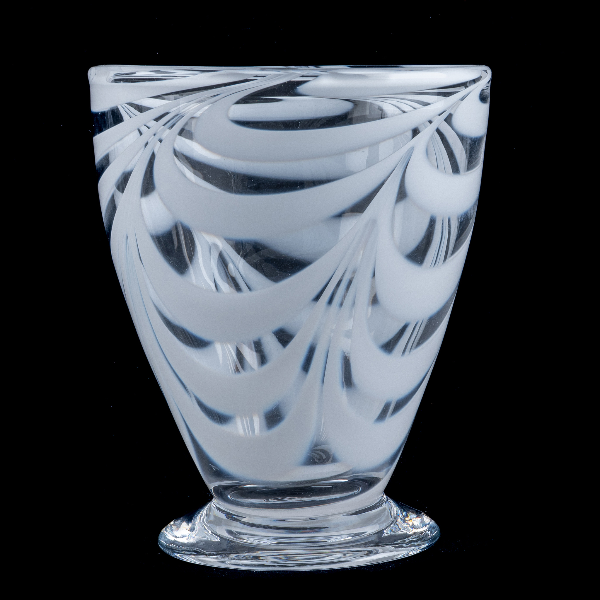 Un jarrón de vidrio de Margareta Hennix, "Jardín", fábrica de vidrio Reijmyre, siglos XX/2000
