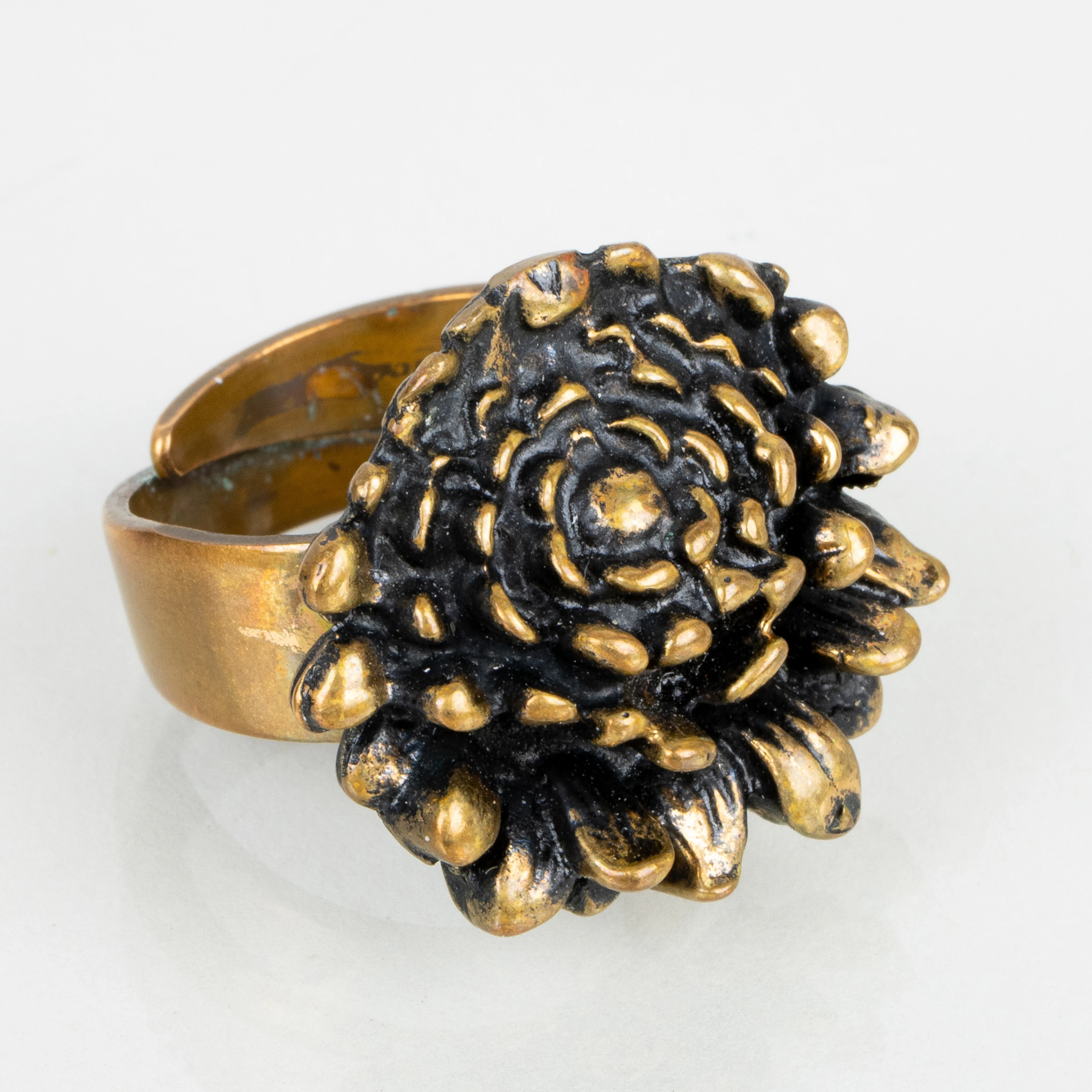 Un anillo de bronce de PENTTI SARPANEVA, Finlandia
