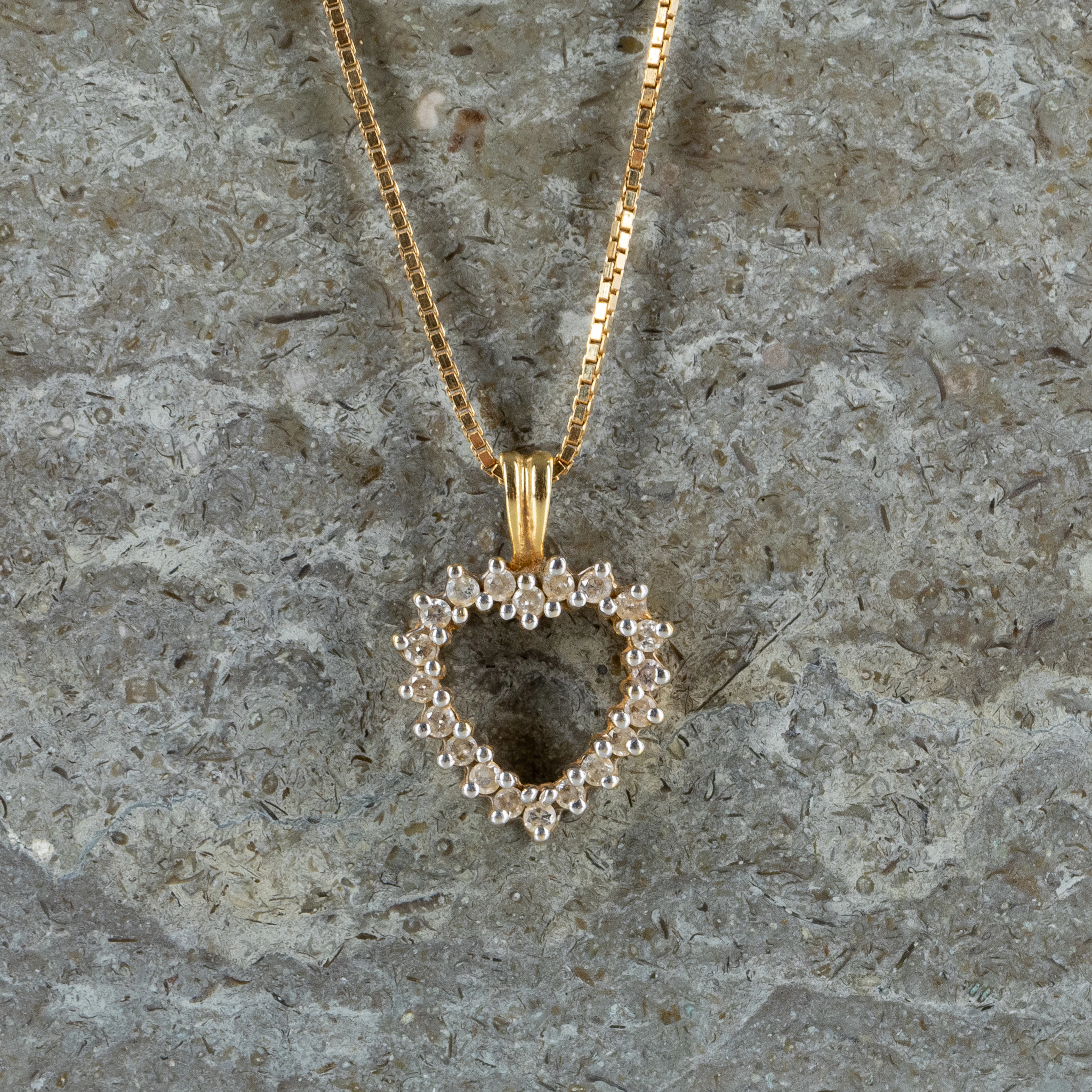 COLLAR CON COLGANTE, oro de 18 quilates, con diamantes totales aproximadamente 0,27 quilates, peso total aprox. 4 g