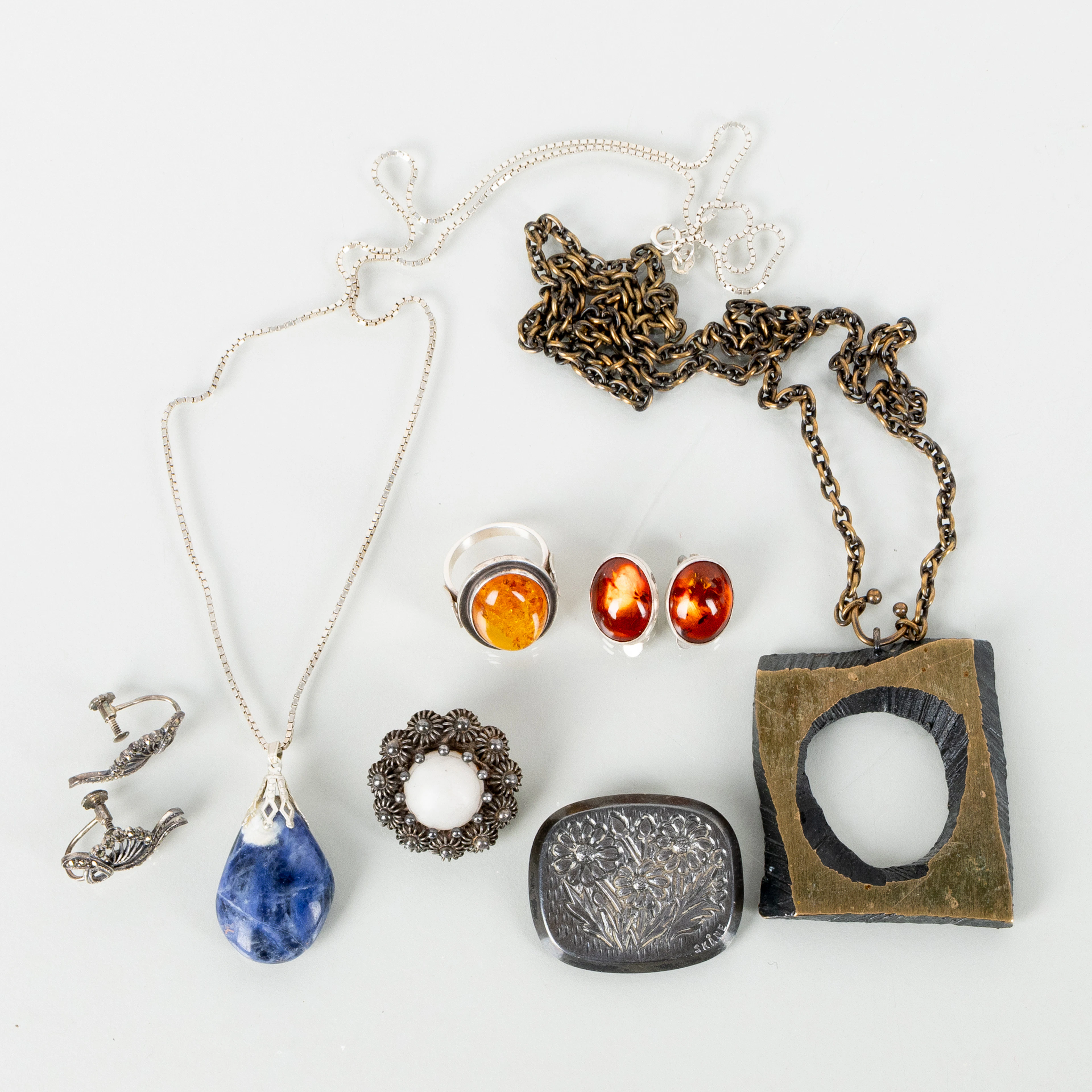 JOYAS DE BRONCE Y PLATA, incluida la primera mitad del siglo XX