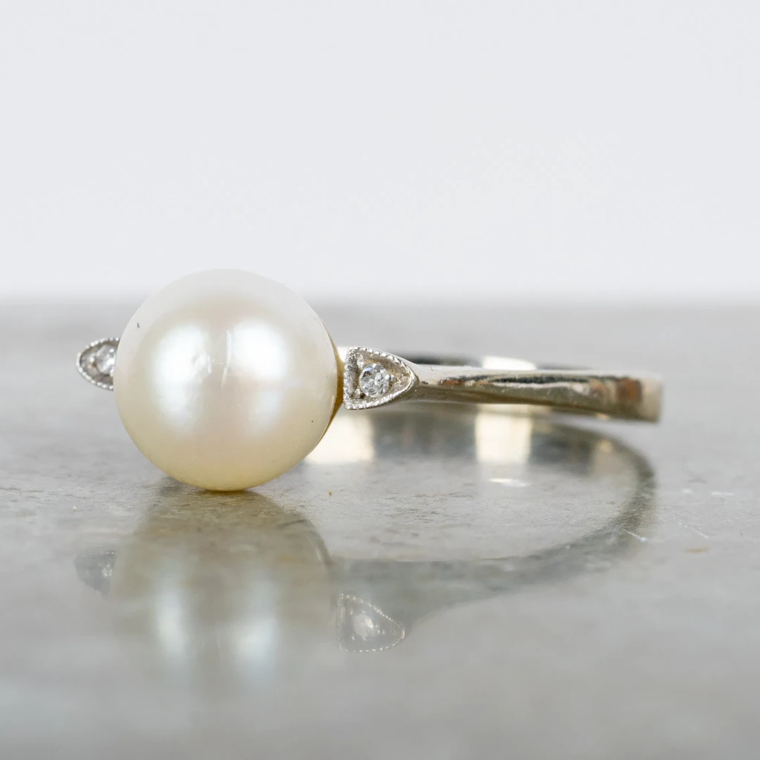 ANELLO, oro 18 carati, con perla coltivata e piccoli diamanti, probabilmente anni 1900